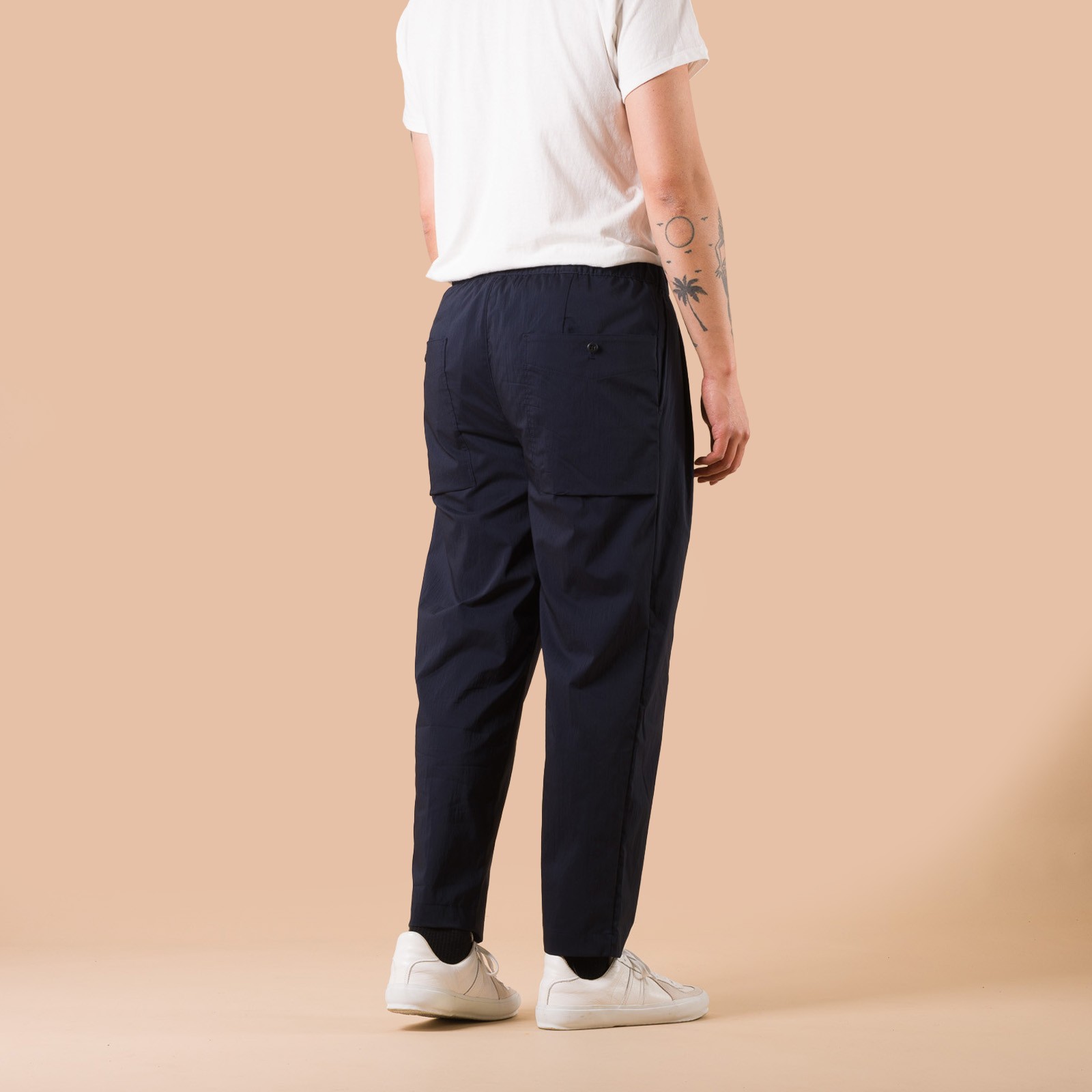 Image-Flâneurs_JACKMAN /Crepe Umps Trousers Dark Navy_de-dos