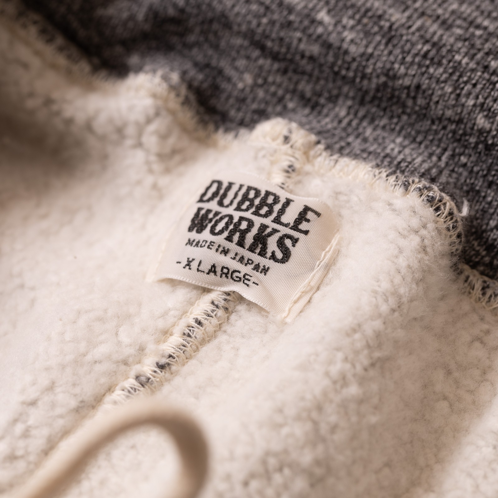 Image-Flâneurs_DUBBLE WORKS / Loopwheel Sweat Pants Heather Charcoal détail tag