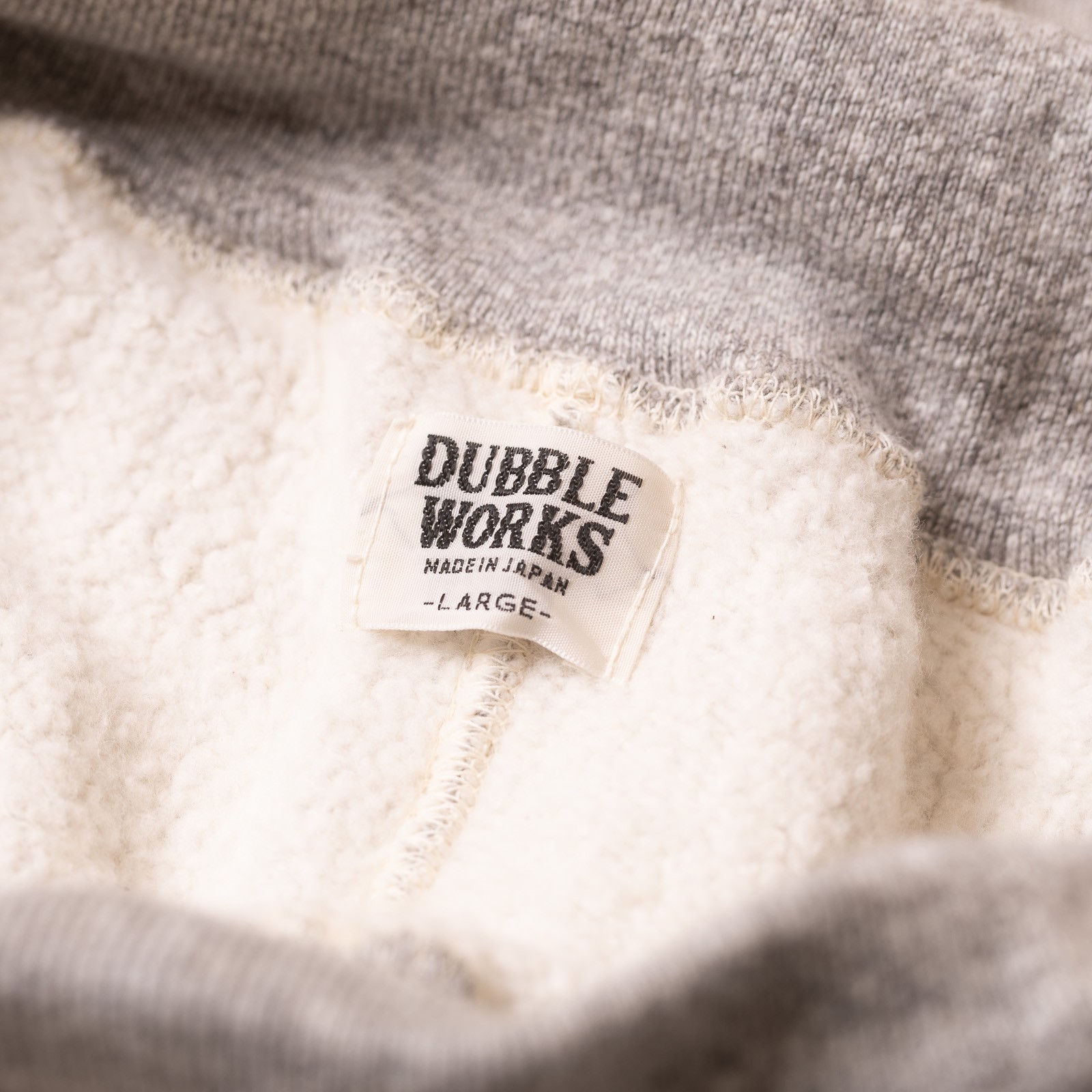 Image-Flâneurs_DUBBLE WORKS / Loopwheel Sweat Pants Heather Grey détail tag