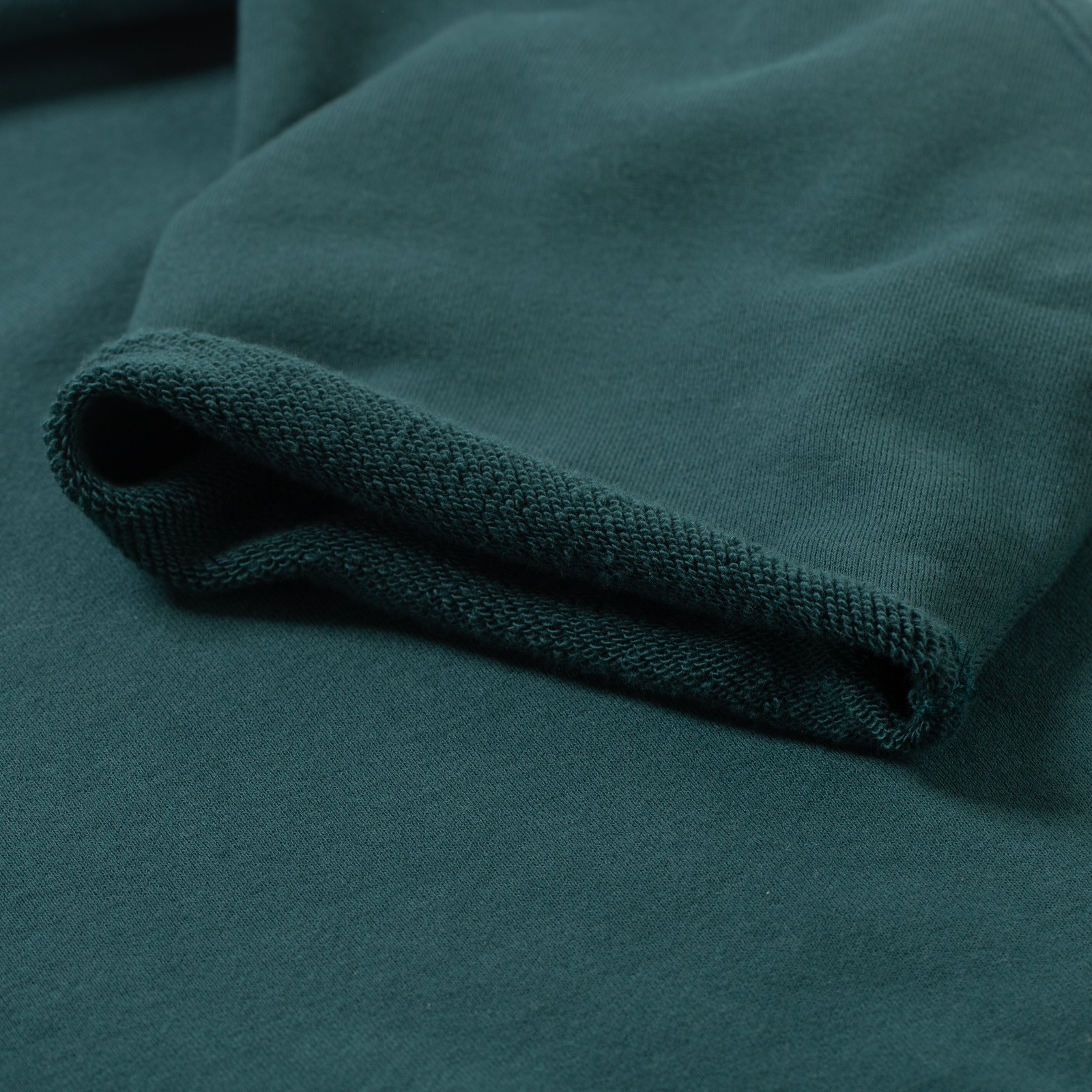 détail manche  flaneurs  BEAMS PLUS crewneck sweatshirt drk green (1)