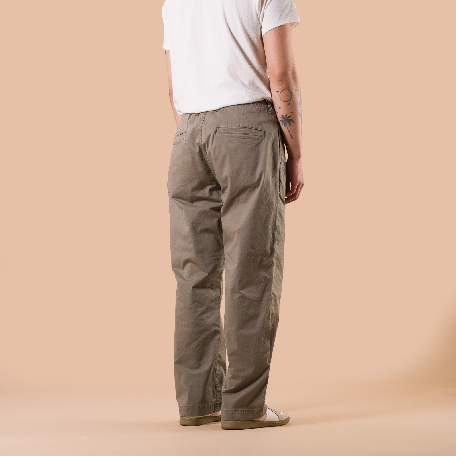 Image-Flâneurs_FOB FACTORY / F0549 Stretch Twill Easy Pants Ivy de dos