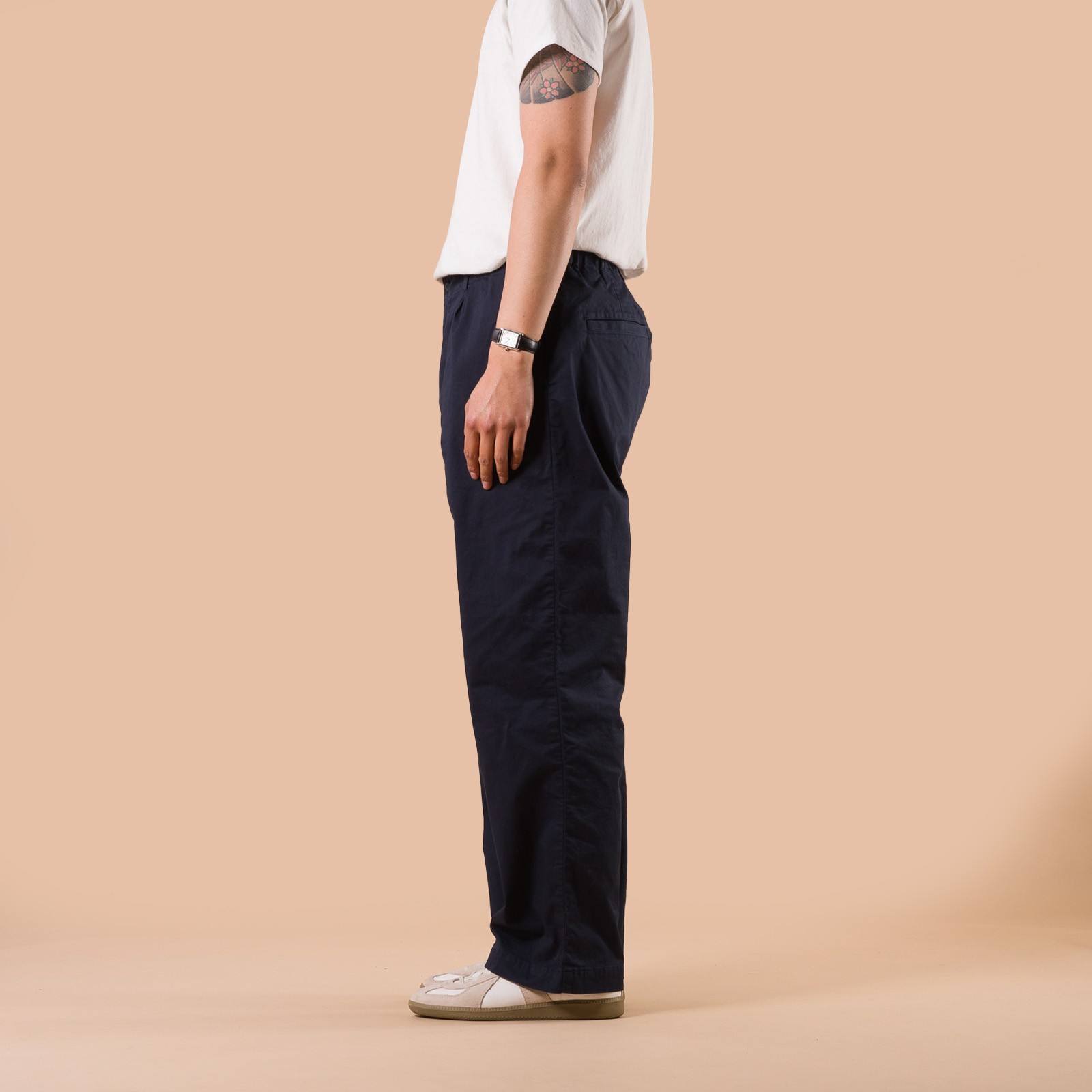Image-Flâneurs_FOB FACTORY / F0549 Stretch Twill Easy Pants Navy de profil