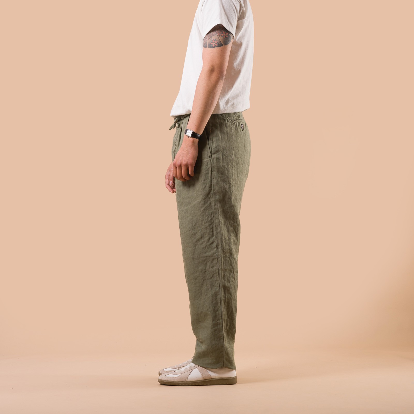 image flâneurs SEUVAS / Linen Tapered 2-Tuck Pants Olive de profil