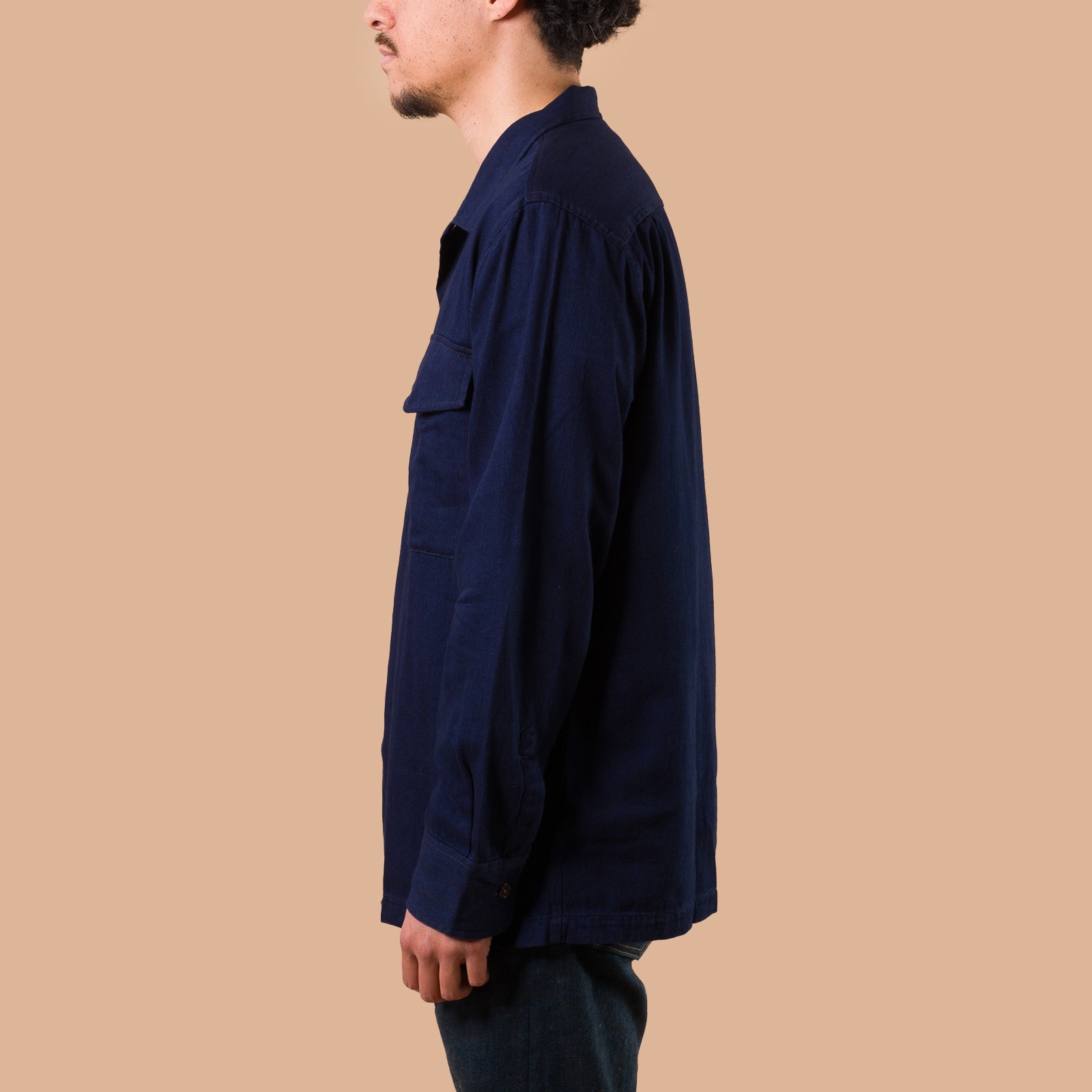 image flâneurs UNIVERSAL WORKS / Attendant Shirt Indigo Recycled Herringbone de profil