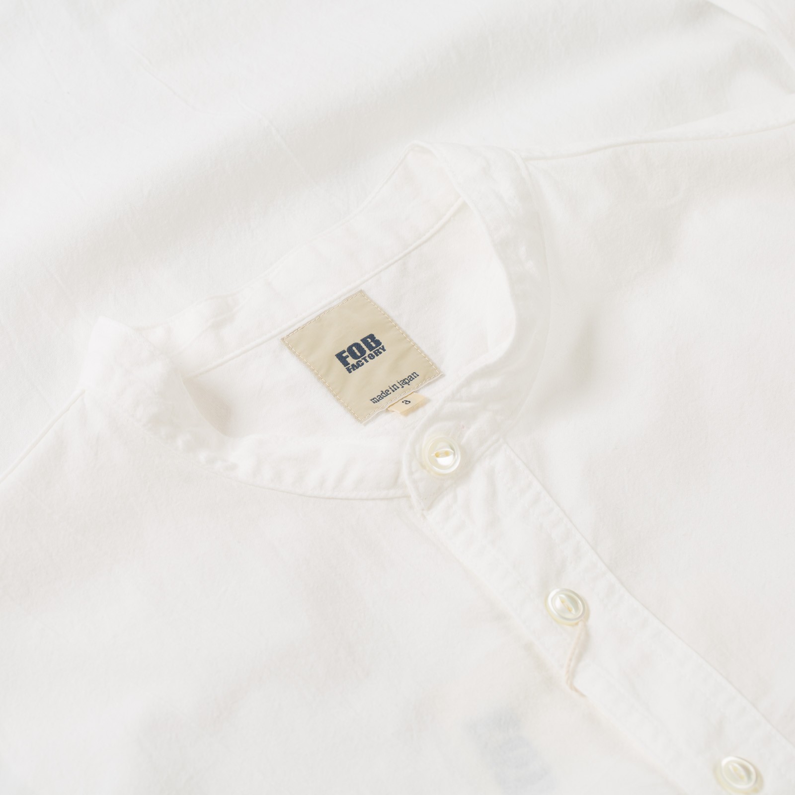 détail flaneurs FOB Factory F3429 Band Collar Shirt White (2)