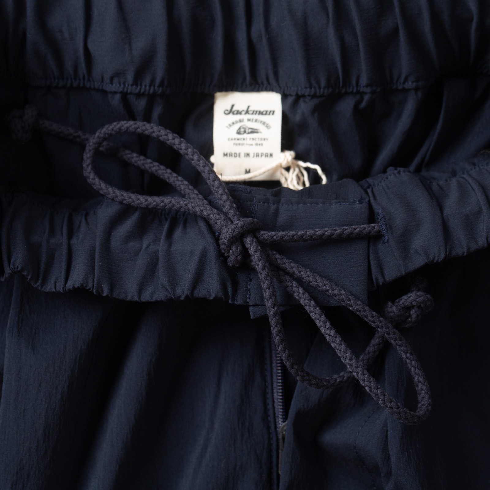 détail cordon flaneurs JACKMAN Crepe Umps Pants Dark Navy (5)