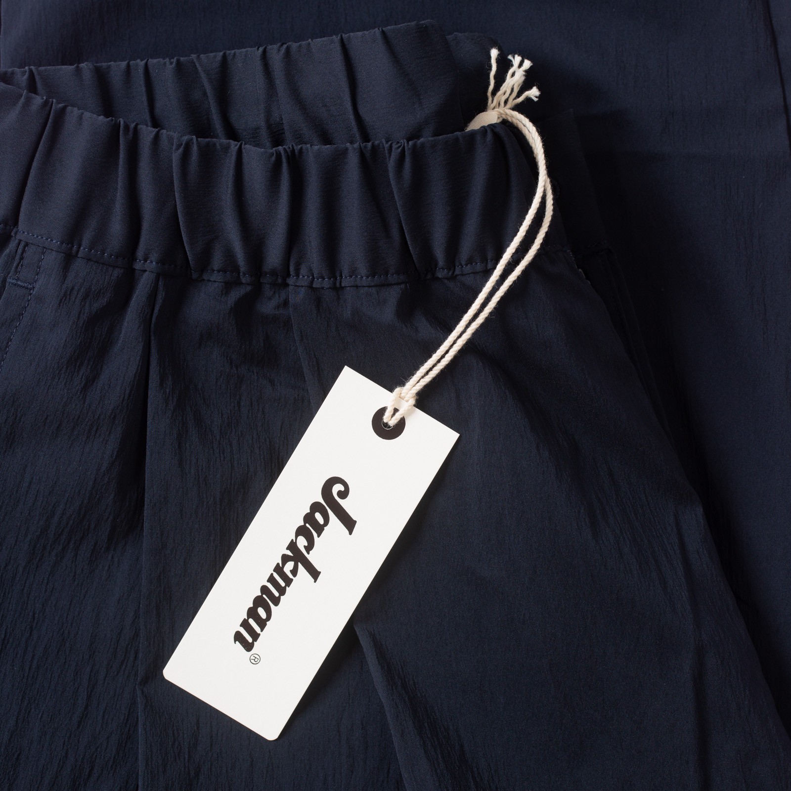 détail tag flaneurs JACKMAN Crepe Umps Pants Dark Navy (3)