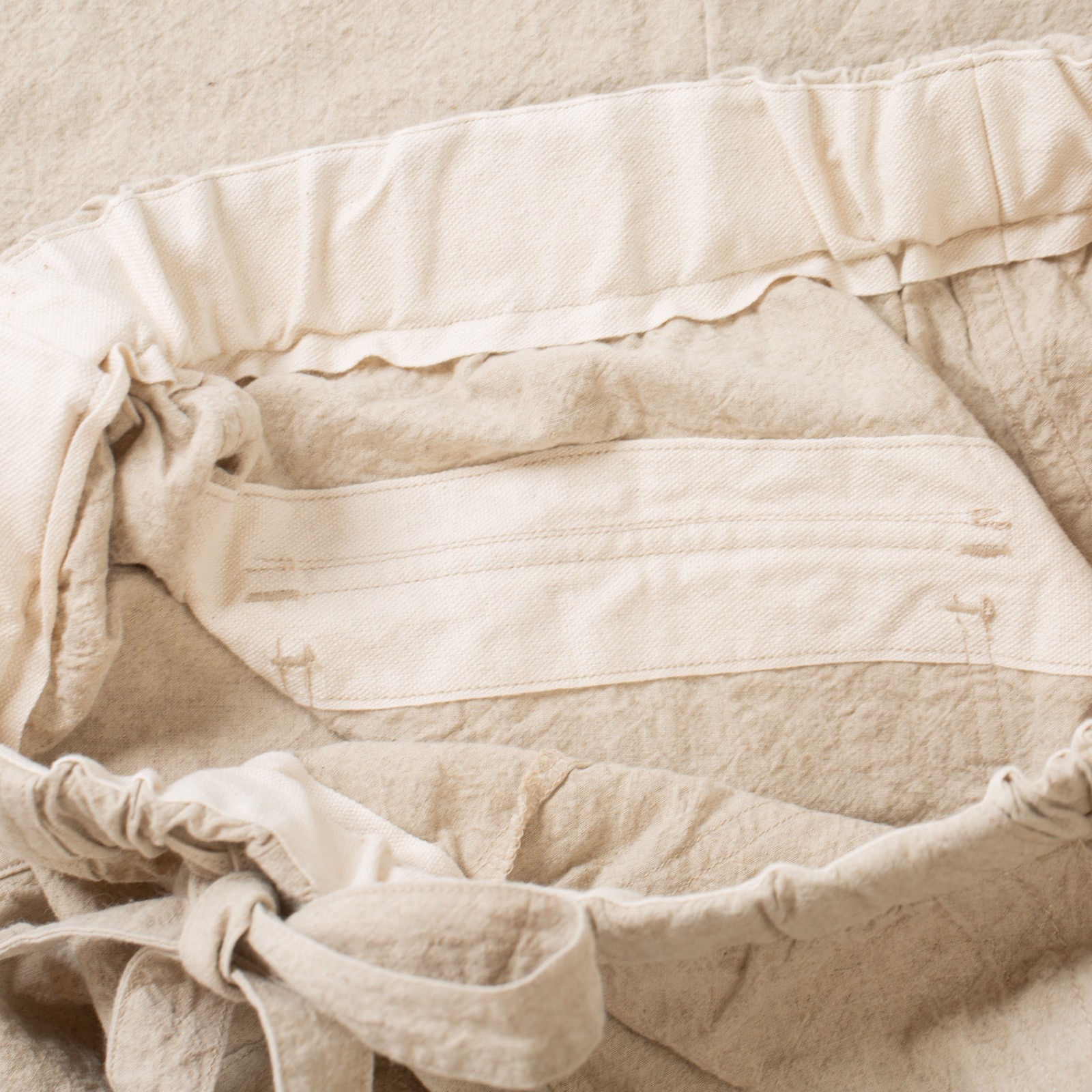 image inside flaneurs détail Seuvas pantalon relaxed Natural (2)