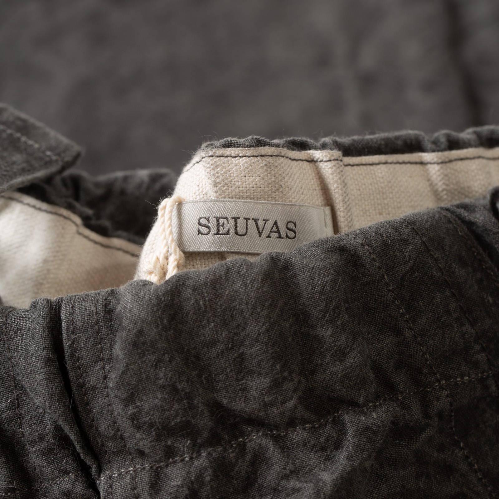 détail elastic waist flaneurs pantalon SEUVAS Washi Relaxed Pants Dark Charcoal (2)