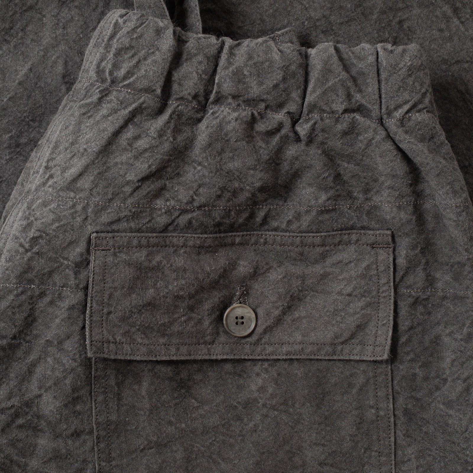 détail back flaneurs pantalon SEUVAS Washi Relaxed Pants Dark Charcoal (3)