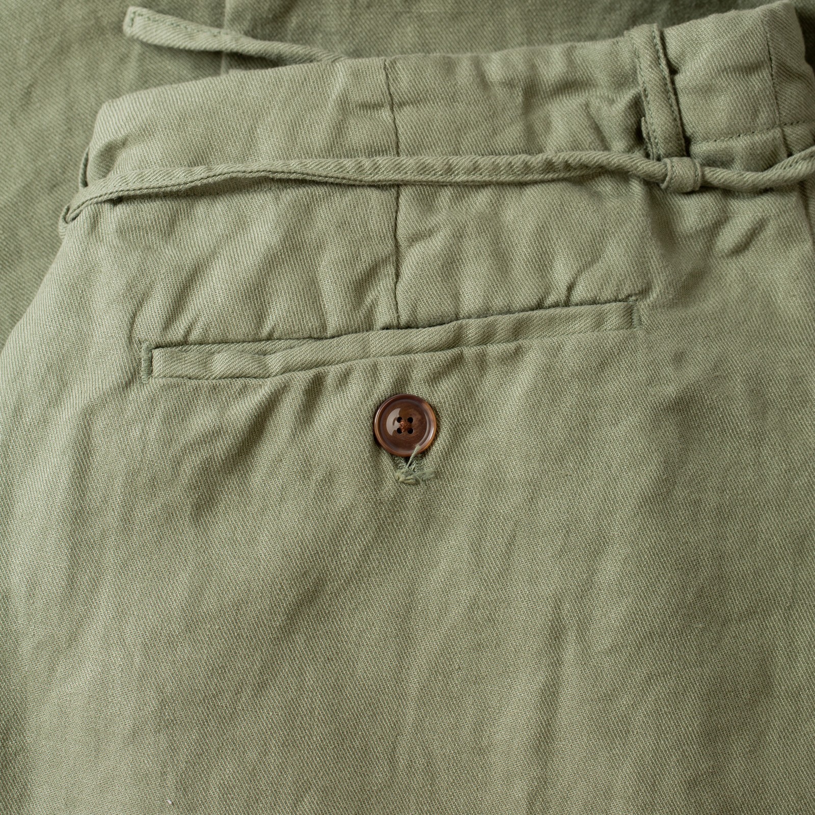 détail back flaneurs pantalon SEUVAS Linen Tapered 2-Tuck Pants Olive (3)