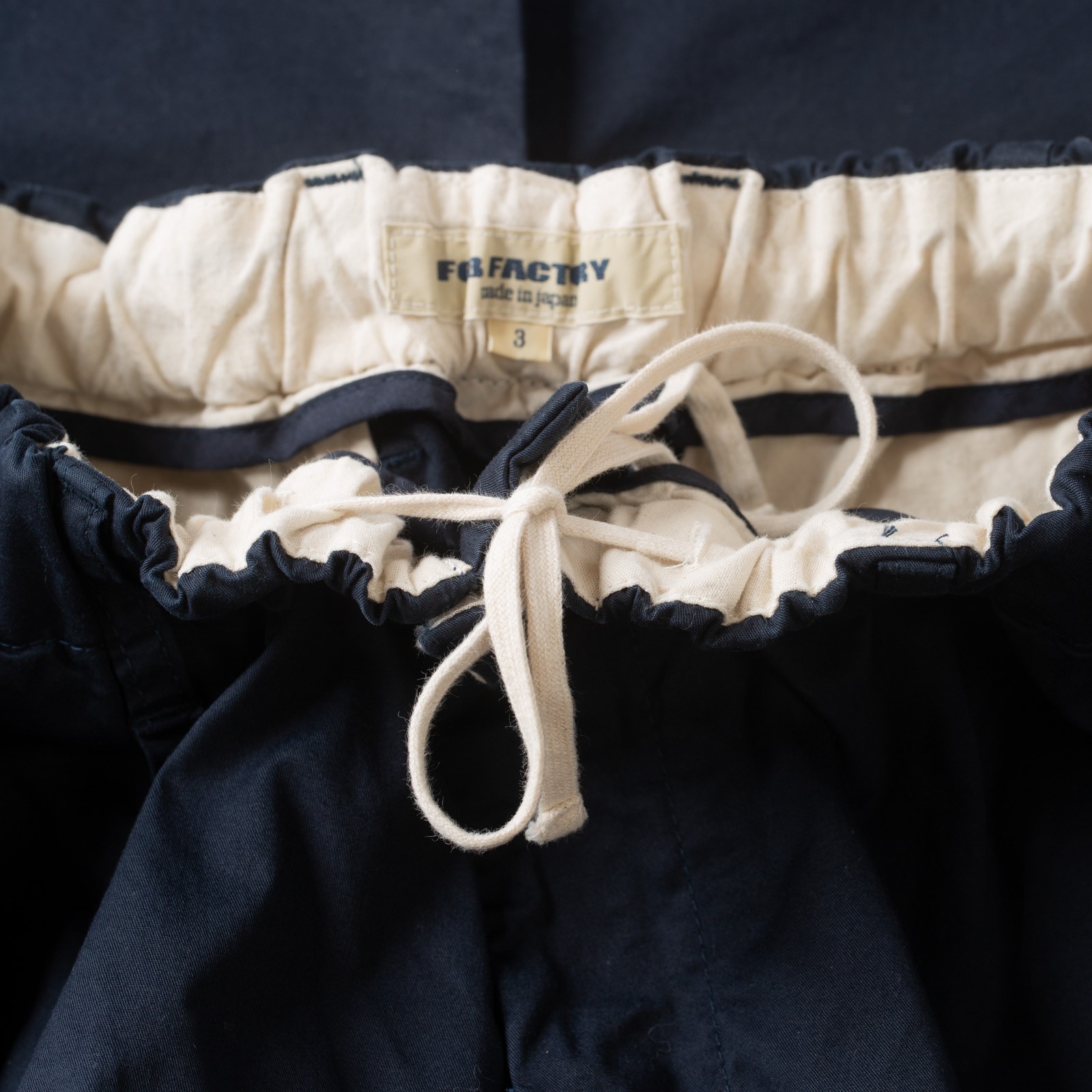 détail cordon flâneurs pantalon FOB Factory F0549 Stretch Twill Easy Pants Navy (1)