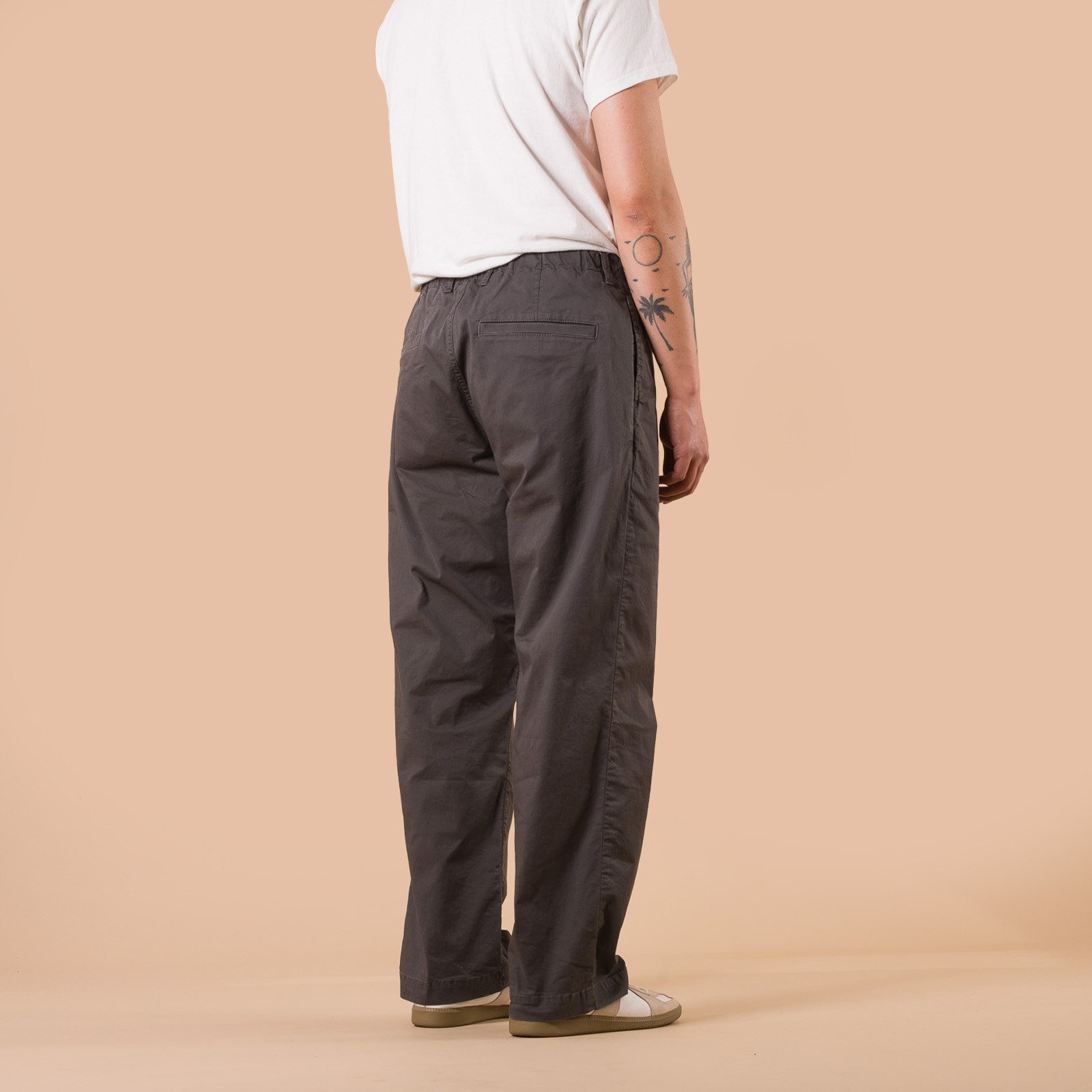 image flâneurs pantalon FOB Factory F0549 Stretch Twill Easy Pants Charcoal de dos