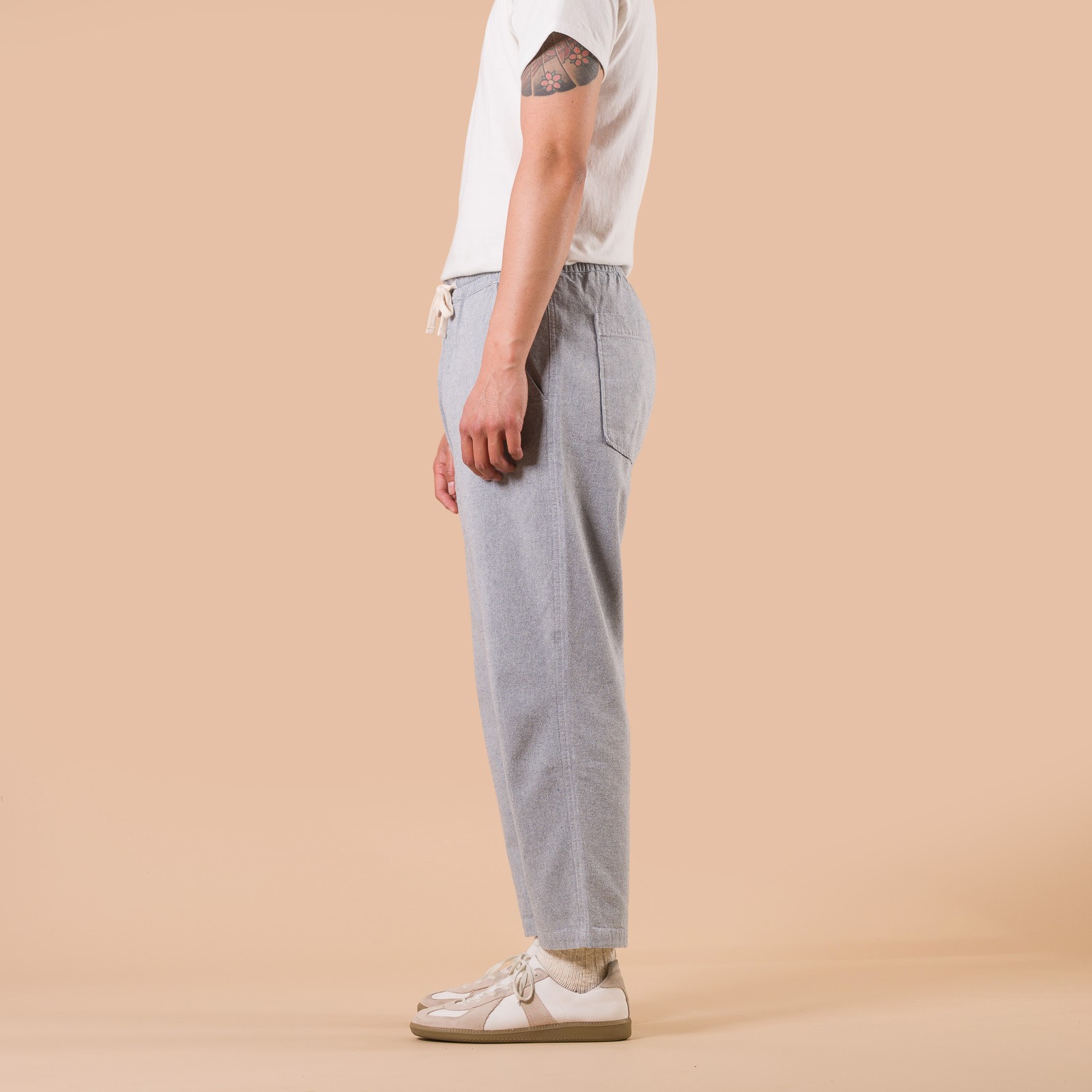 image flâneurs UNIVERSAL WORKS / Hi Water Trouser Jean Cloth Reworked Light Indigo de profil