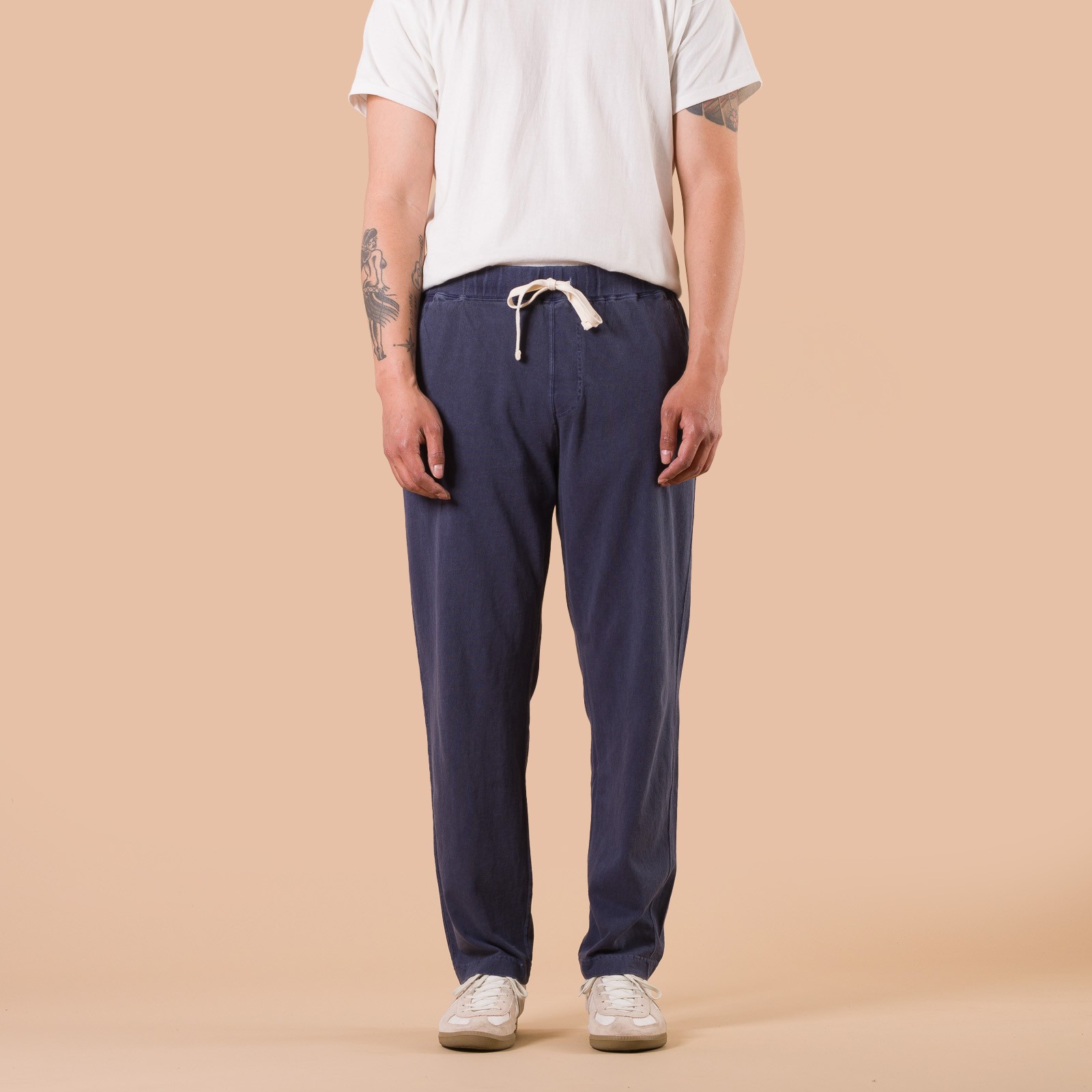 Image flâneurs jogging lége Good On Tee Pants porté P-Navy de face