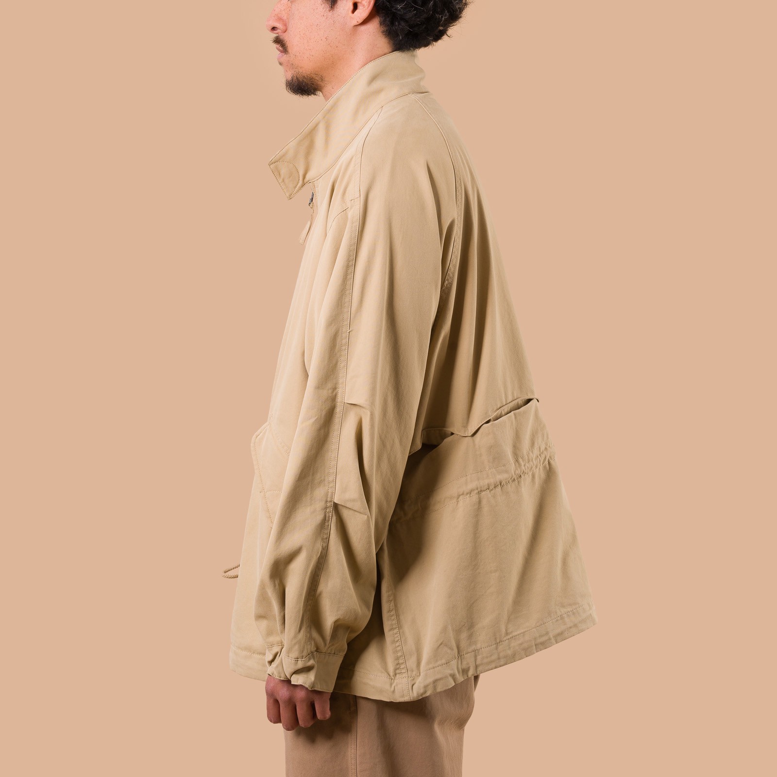 image flâneurs FRIZMWORKS / Harrington M65 Jacket Beige de profil