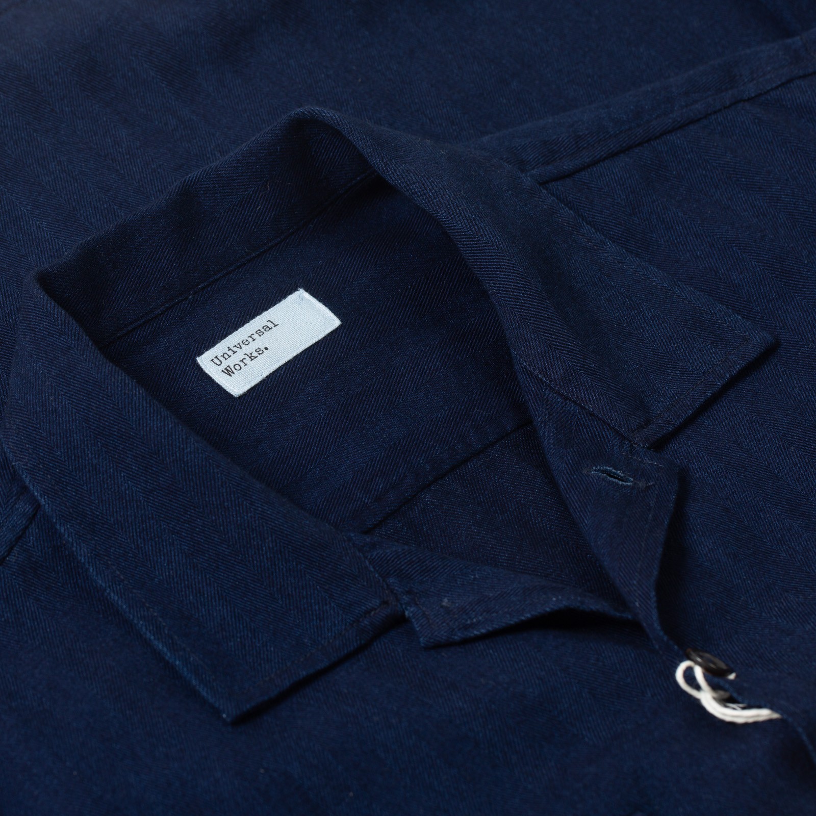 détail col flâneurs UNIVERSAL WORKS Attendant Shirt Indigo Recycled Herringbone (2)