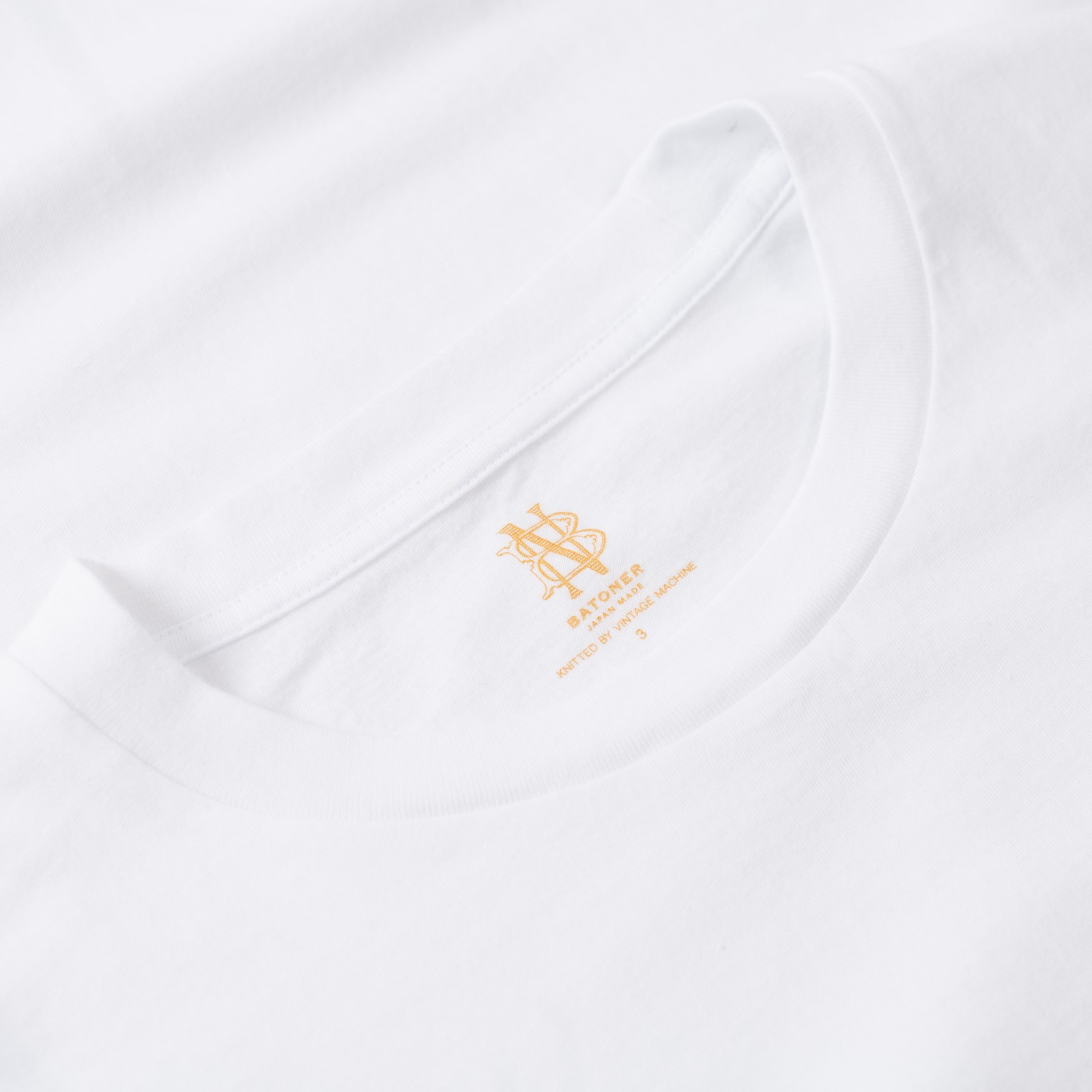 détail col flaneurs BATONER Light Meriyasu T-Shirt White (2)
