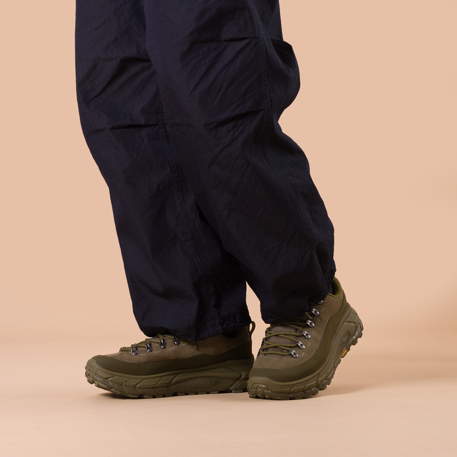 image flâneurs HOKA / Tor Summit Moss Green/Spruce Green  porté 1