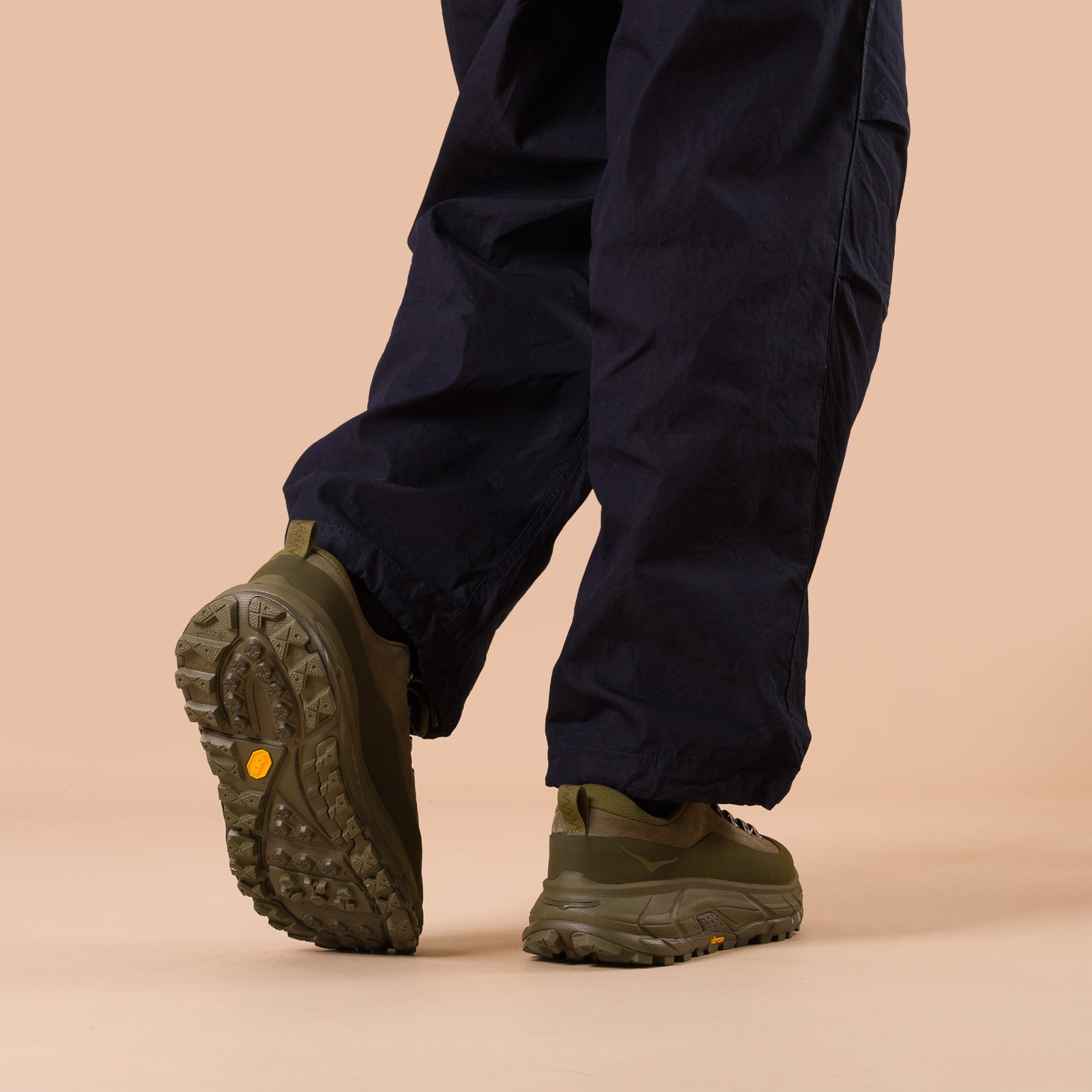 image flâneurs HOKA / Tor Summit Moss Green/Spruce Green  porté 2