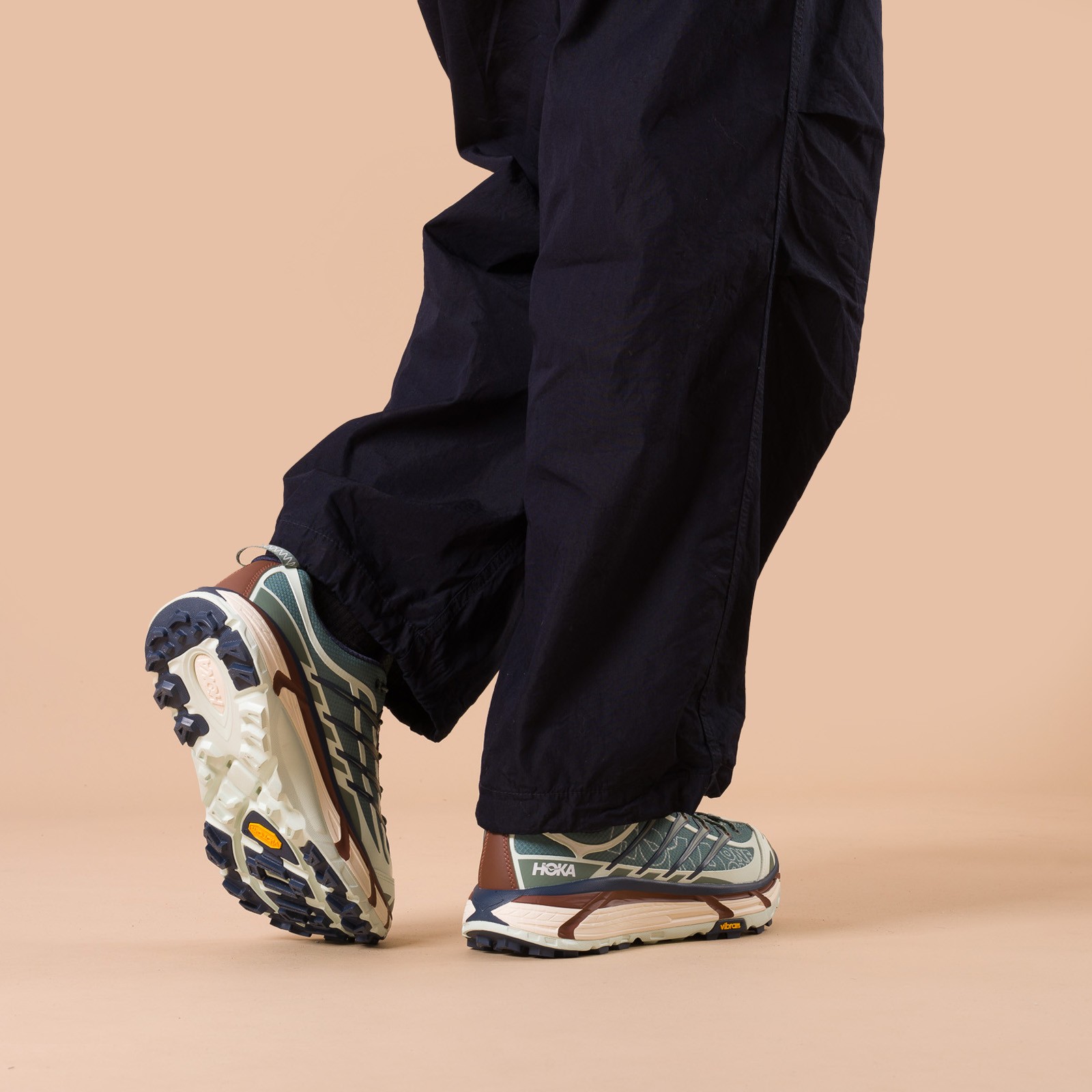 image flâneurs HOKA / Mafate Three 2 Wordmark Fern/Varsity Navy porté 2