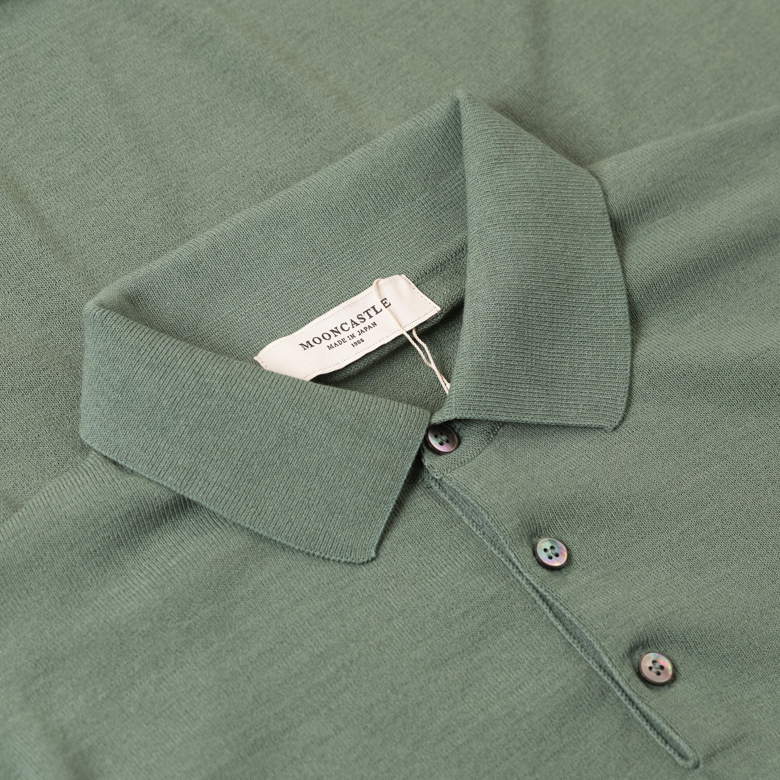 image flâneurs MOONCASTLE / Ice Cotton Poloneck Olive détail col