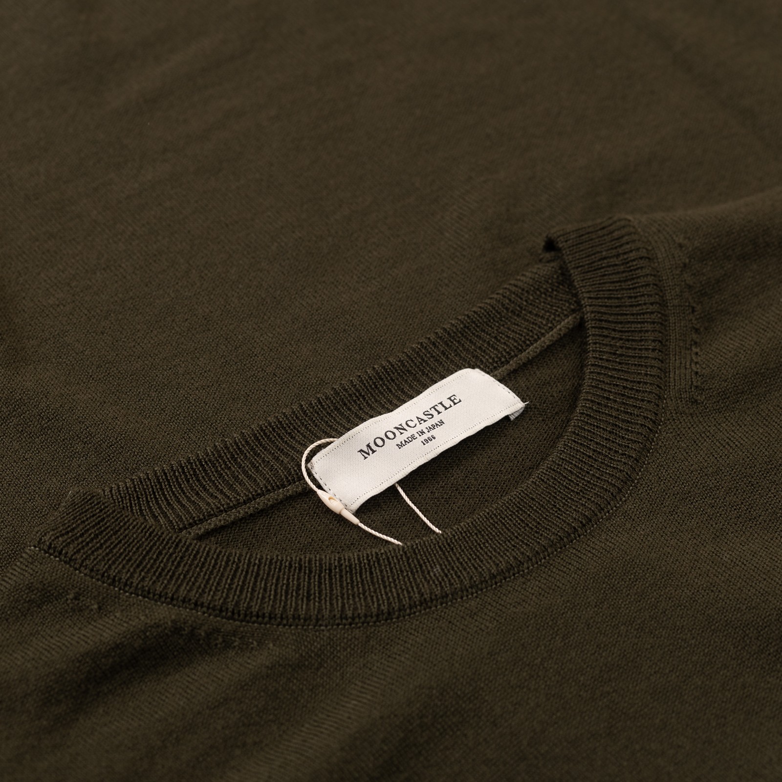 image flâneurs MOONCASTLE / 12G Wool Crewneck Short Sleeve Dark Olive détail col
