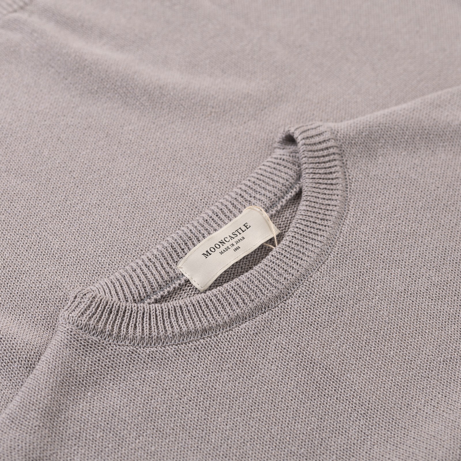 image flâneurs MOONCASTLE / Paper Silk Crewneck Light Gray détail col