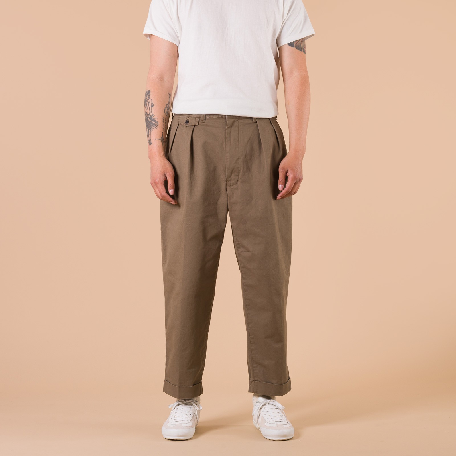 Image_Flâneurs_2 Pleats Twill Trousers Olive_de-face