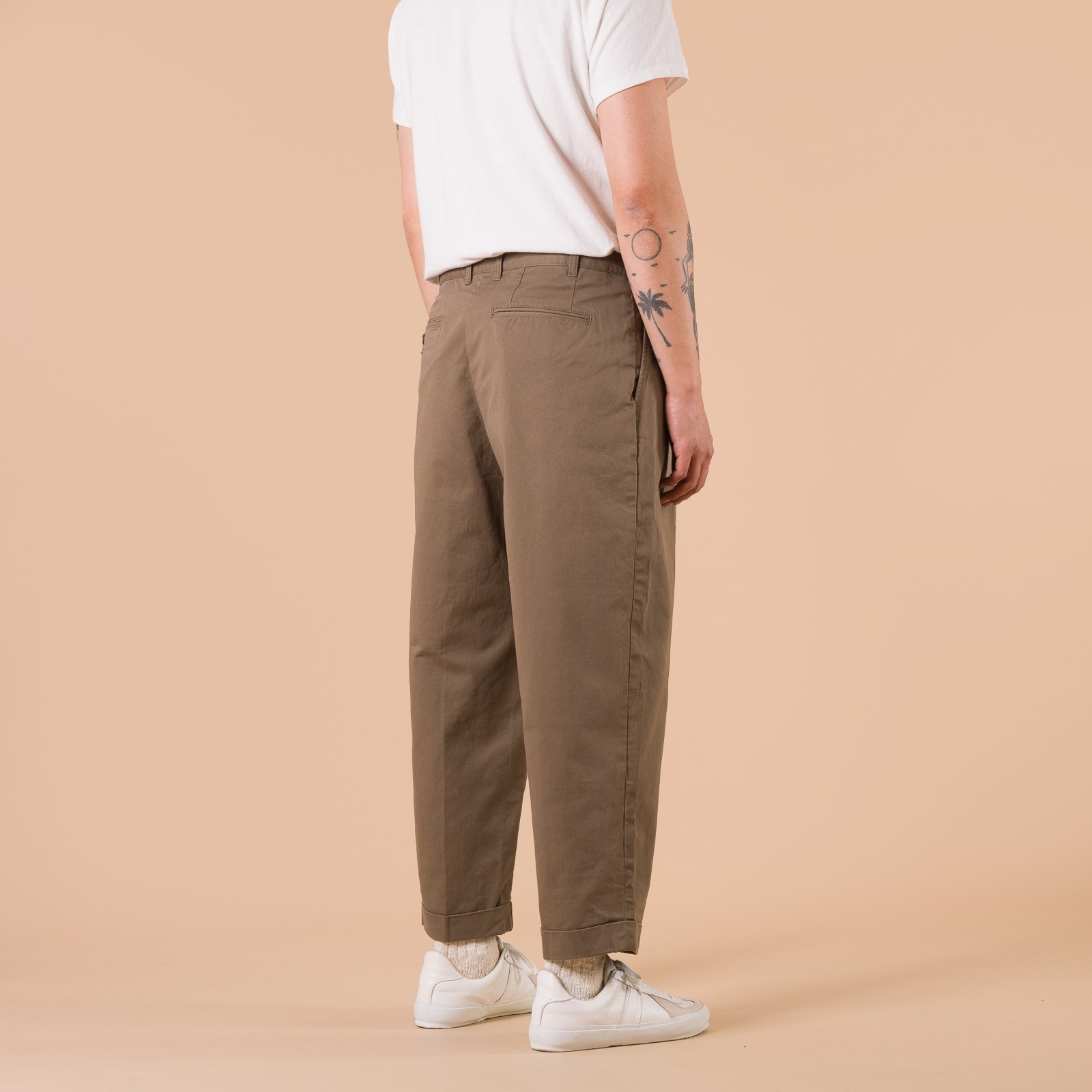 Image_Flâneurs_2 Pleats Twill Trousers Olive_de-dos