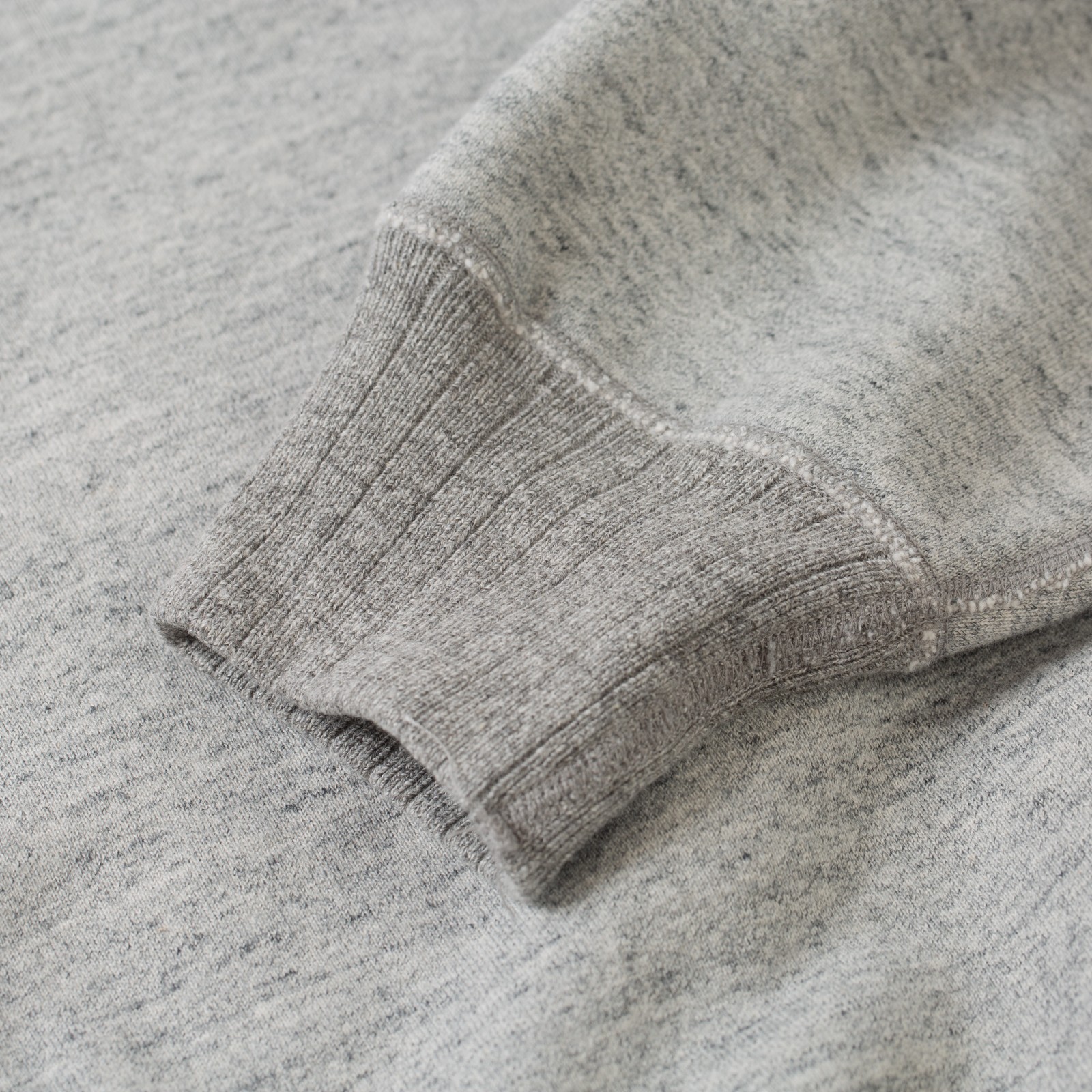 détail flaneurs WHITESVILLE Heavy Loopwheel Sweatshirt Heather Gray (3)