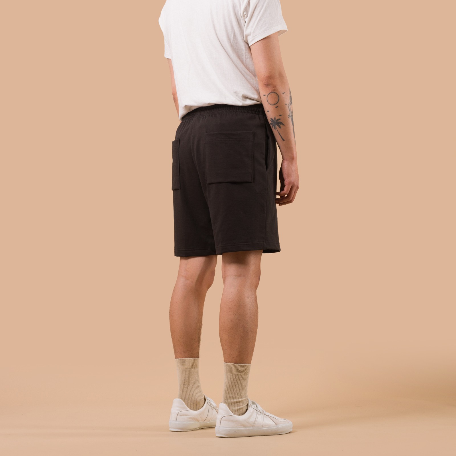 image flaneurs porté JACKMAN Grace Shorts Smoky Black de dos