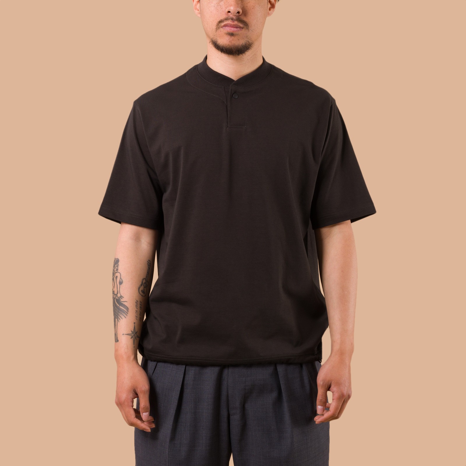 image flaneurs porté JACKMAN Grace GJ Neck T-Shirt Smoky Black de face