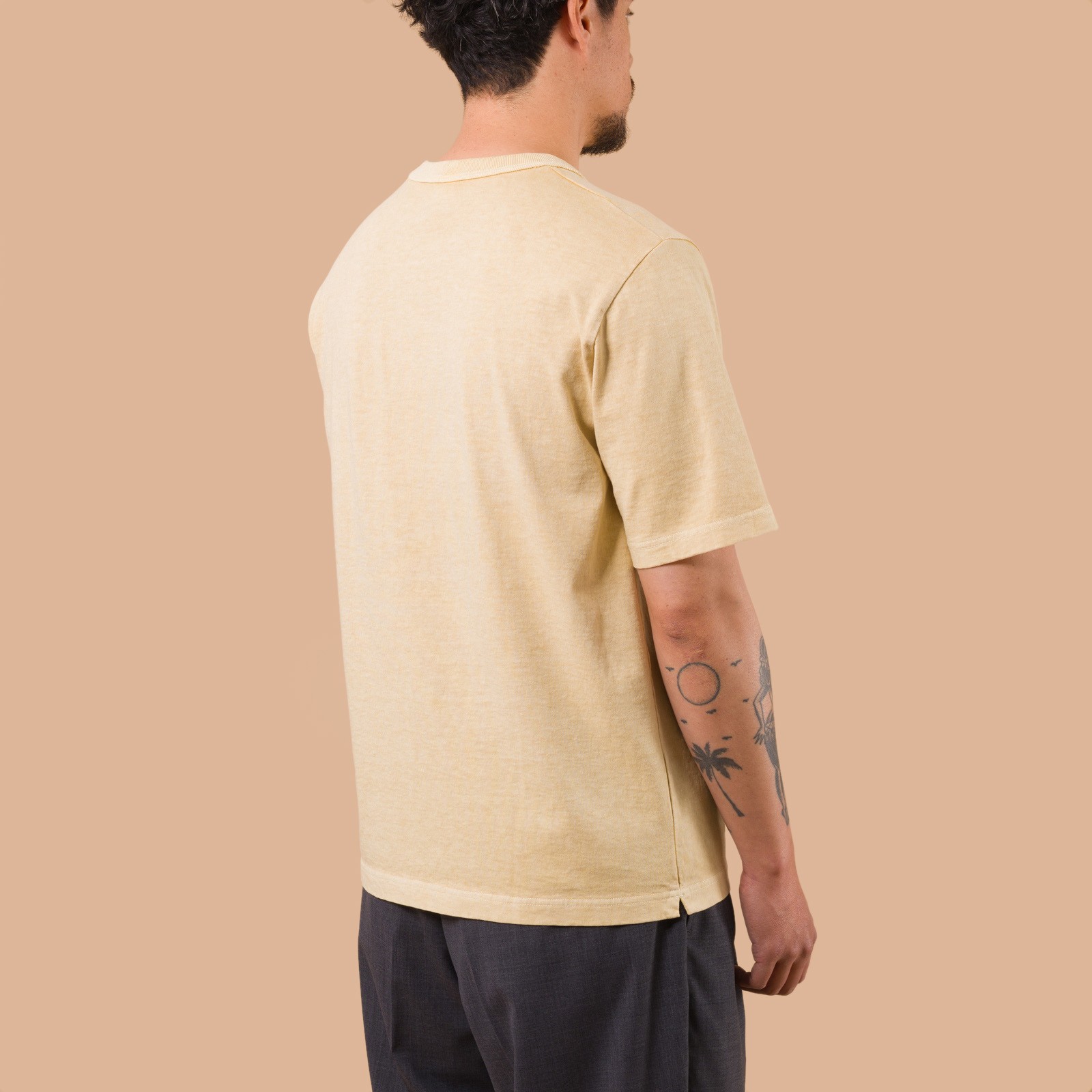image flaneurs porté JACKMAN Pocket T-Shirt Fade Butter de dos
