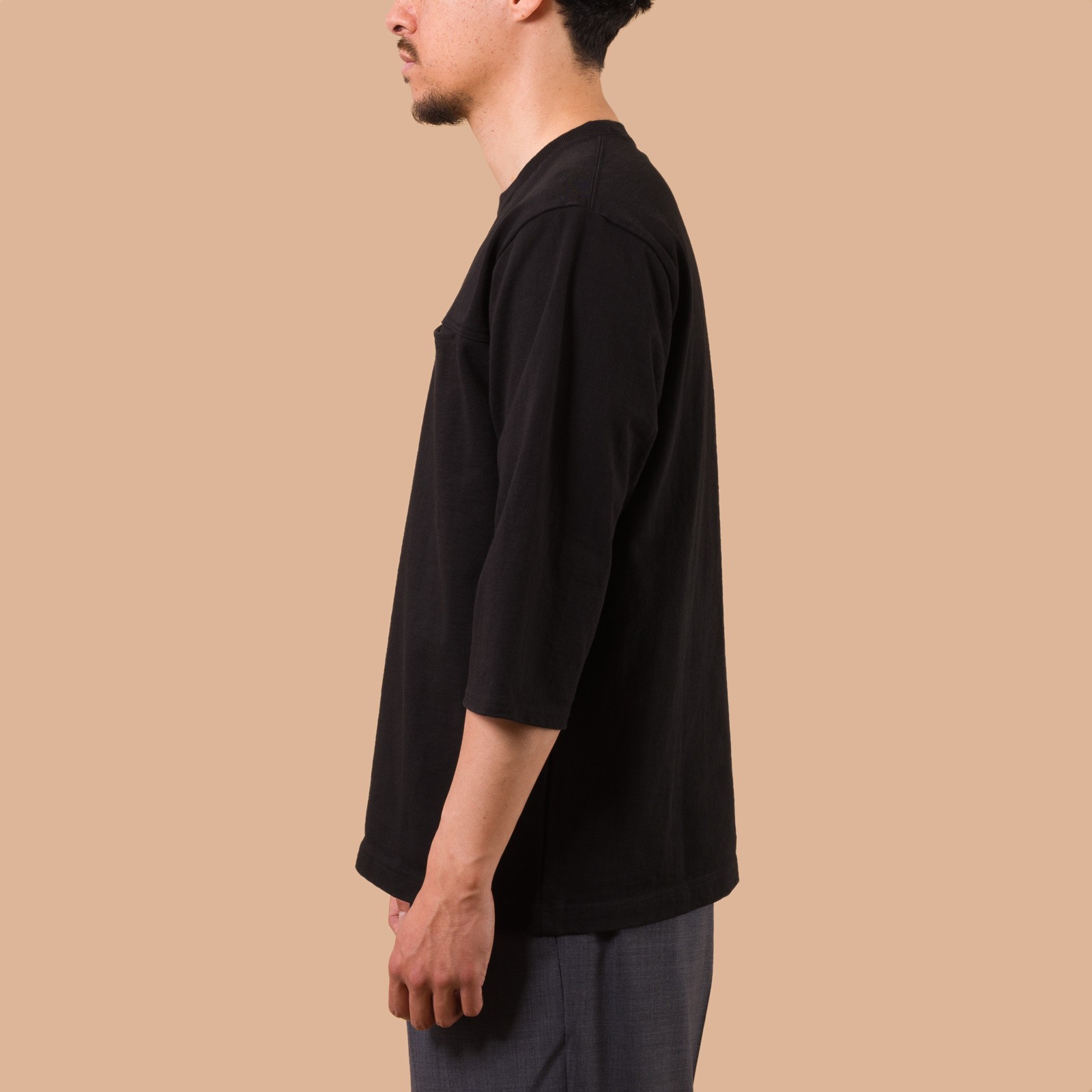 image flaneurs porté JACKMAN Dotsume Pocket HS T-Shirt Black de profil