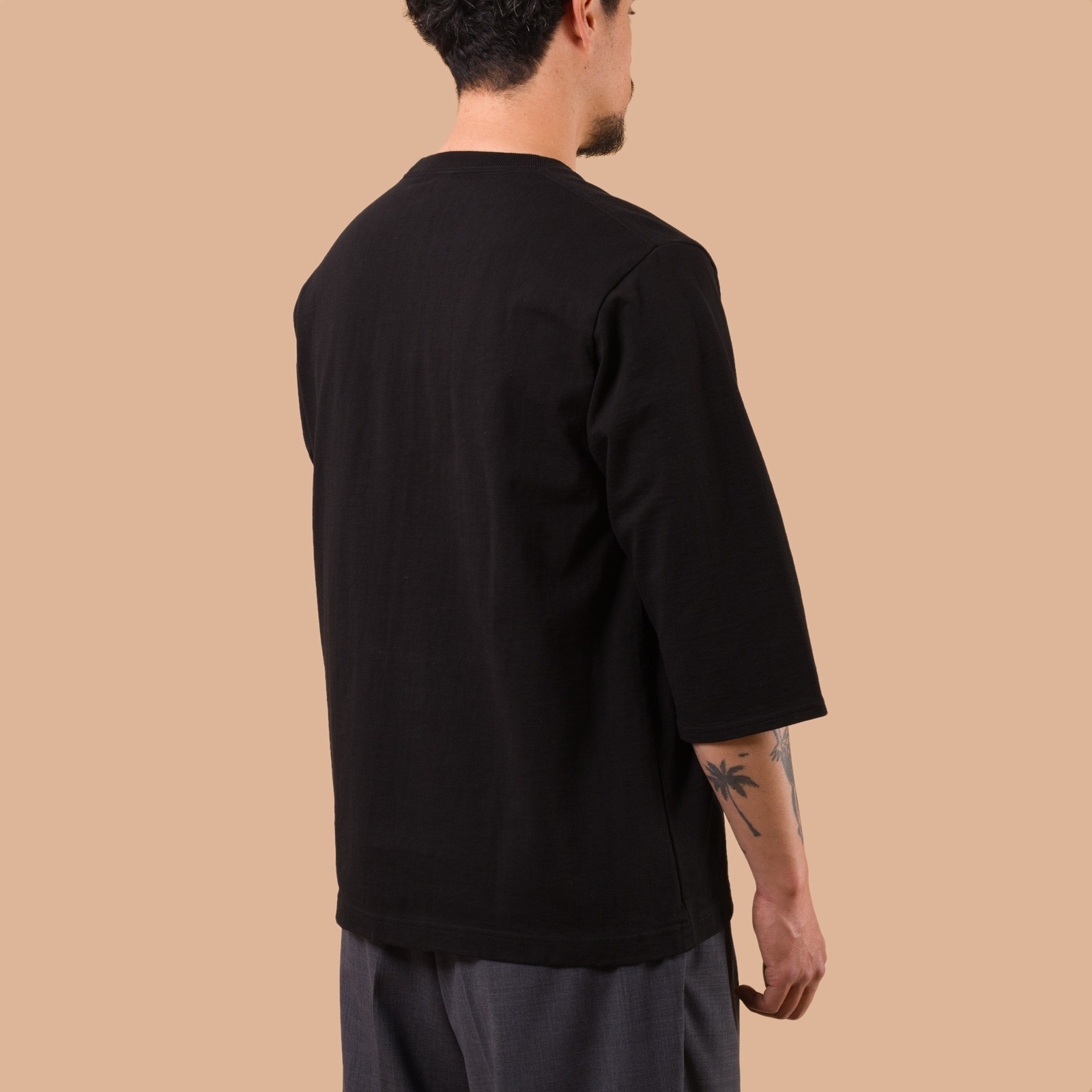 image flaneurs porté JACKMAN Dotsume Pocket HS T-Shirt Black de dos