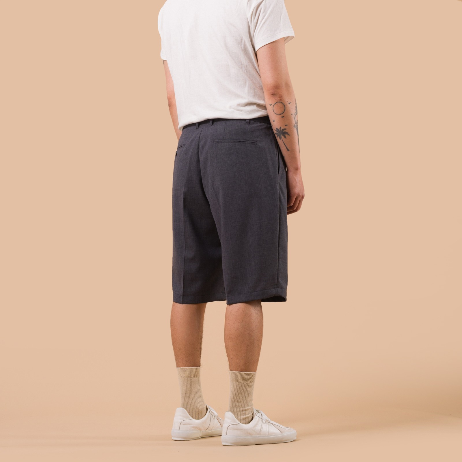 image portée de dos flaneurs short Beams  2 Pleats Shorts Wool Tropical Charcoal