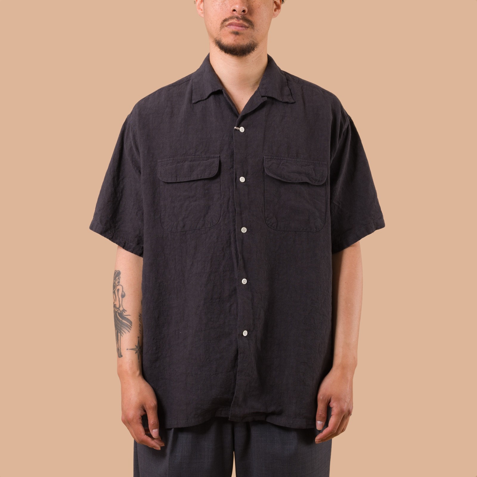 image flaneurs chemise Open Collar Linen Charcoal Beams Plus Japan porté de face
