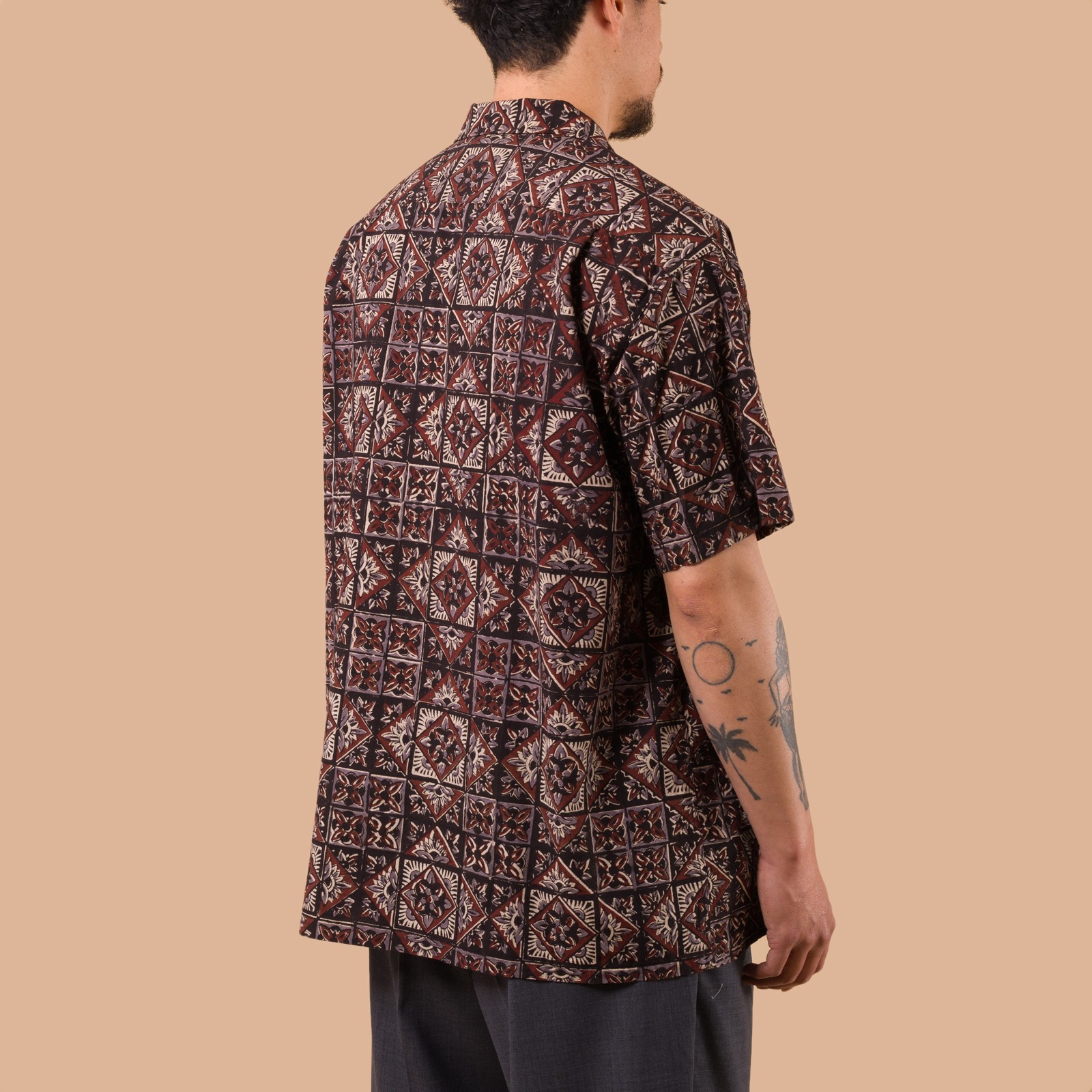 image flaneurs chemise Open Collar Block Print Purple Beams Plus Japan porté de dos