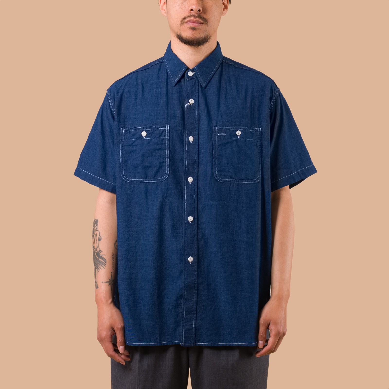 image flaneurs chemise Workshirt Plain Indigo Chambray Beams Plus Japan porté de face