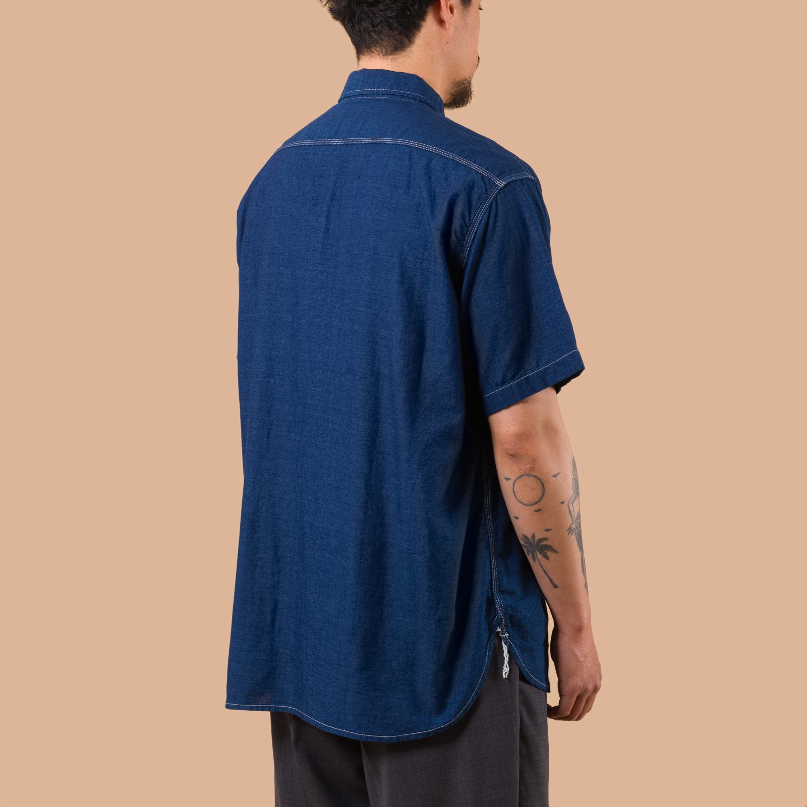 image flaneurs chemise Workshirt Plain Indigo Chambray Beams Plus Japan porté de dos