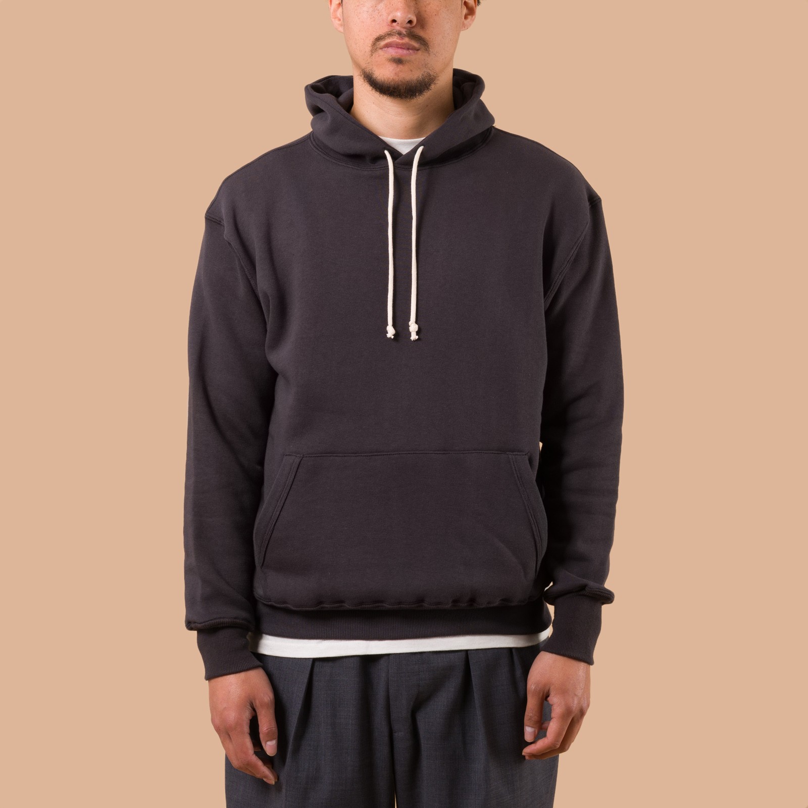image porté flaneurs sweat WAREHOUSE & CO. Lot. 450 Two Needle Hooded Sweatshirt Sumikuro de face