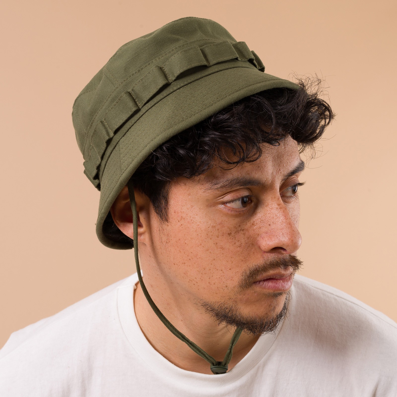 image flaneurs BEAMS PLUS chapeau Jungle Hat Back Satin Olive Green porté
