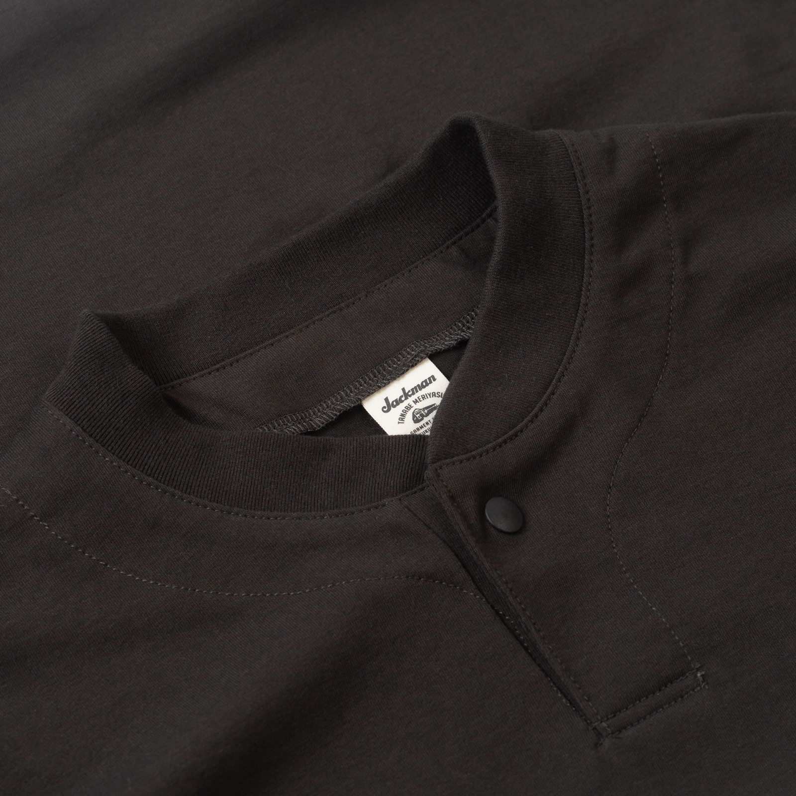 détails flaneurs JACKMAN Grace GJ Neck T-Shirt Smoky Black (2)
