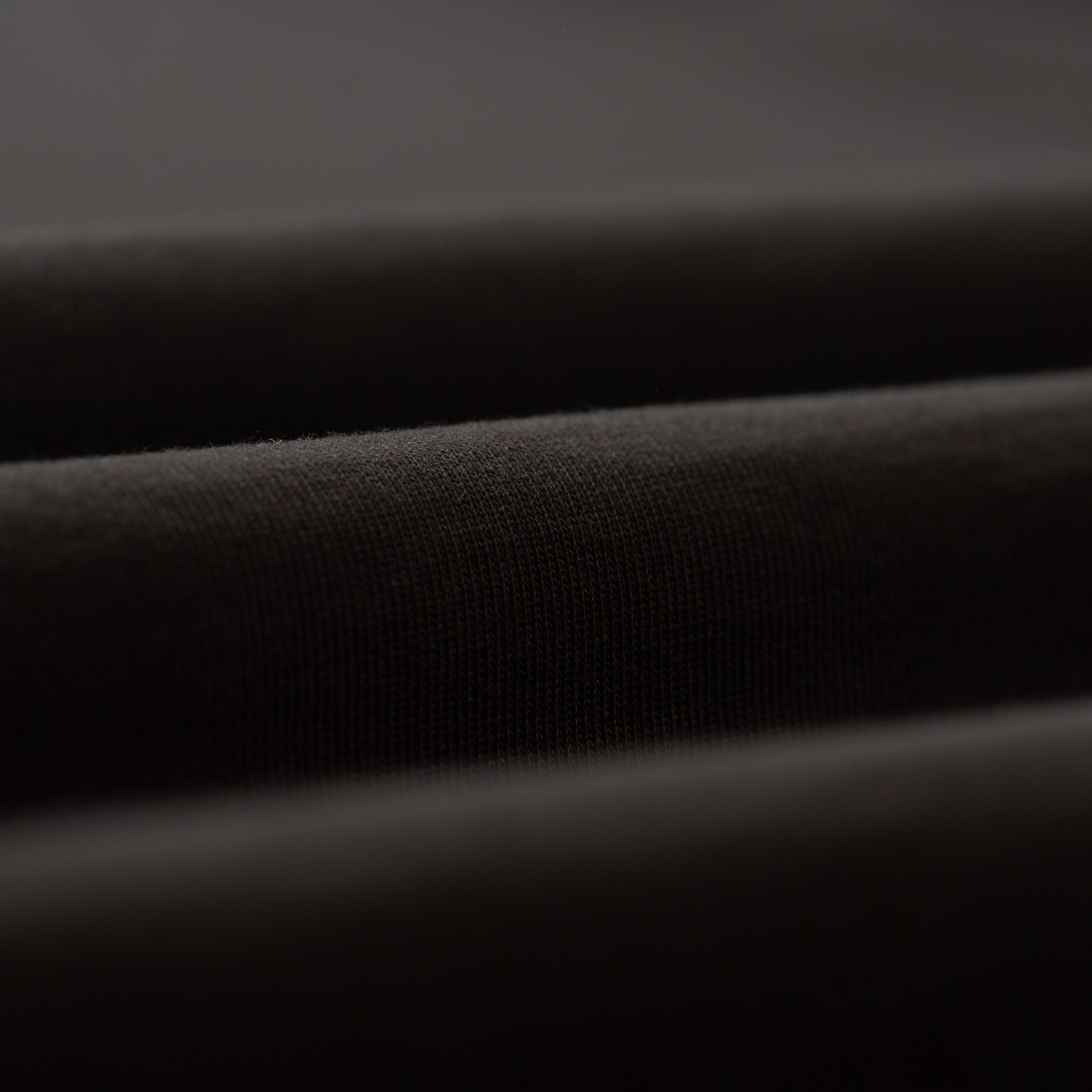 détails flaneurs JACKMAN Grace GJ Neck T-Shirt Smoky Black (1)