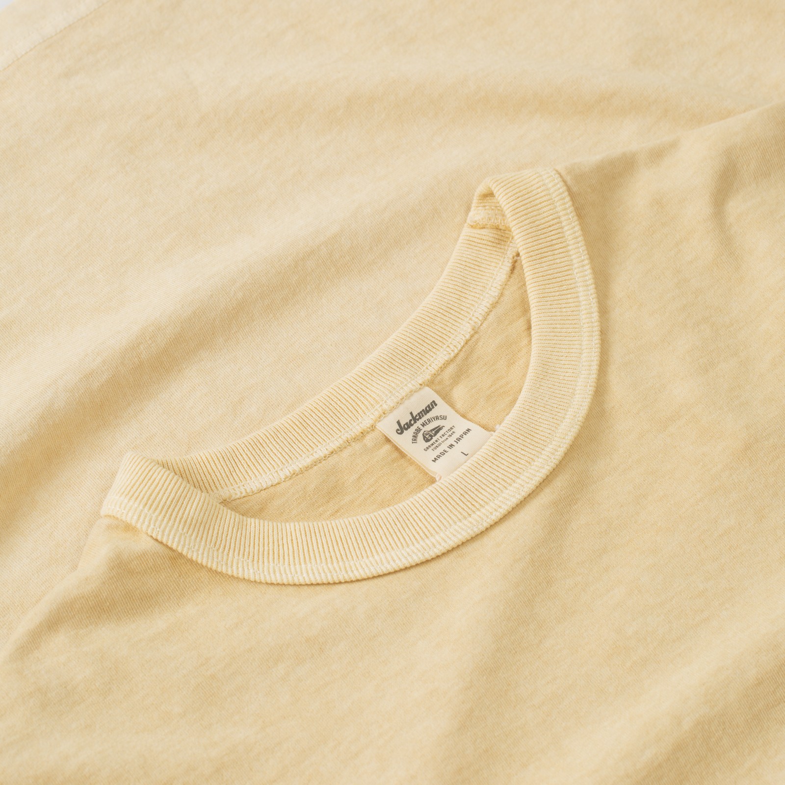 détails flaneurs JACKMAN  Pocket T-Shirt Fade Butter (2)
