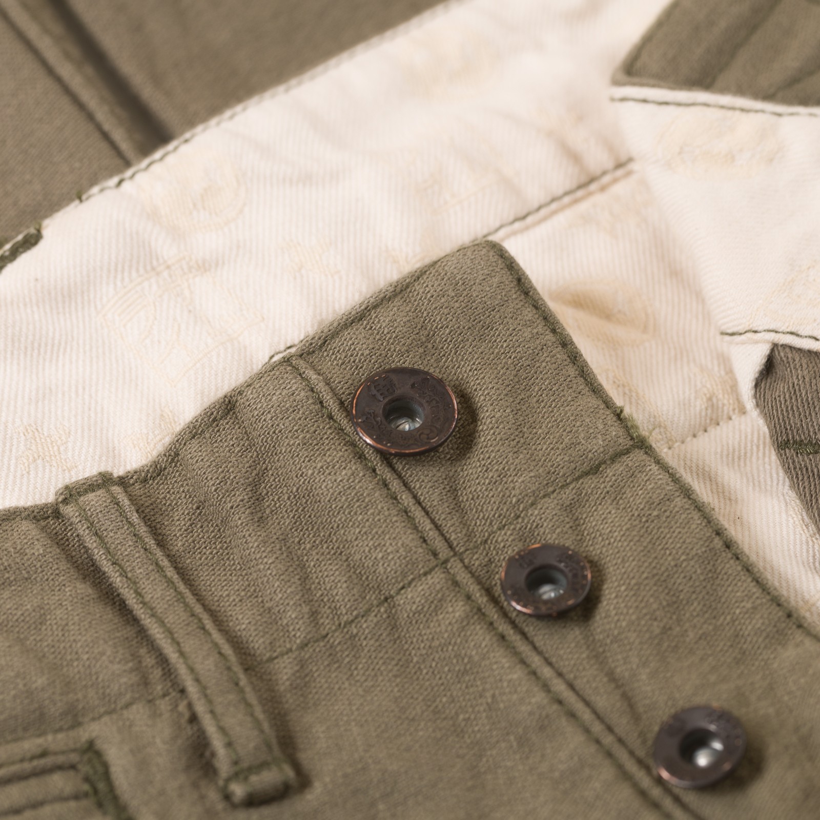 Image flâneurs SAMURAI JEANS / SJ42BP 15oz Heavy Back Satin Selvedge Chino Olive détail bouton
