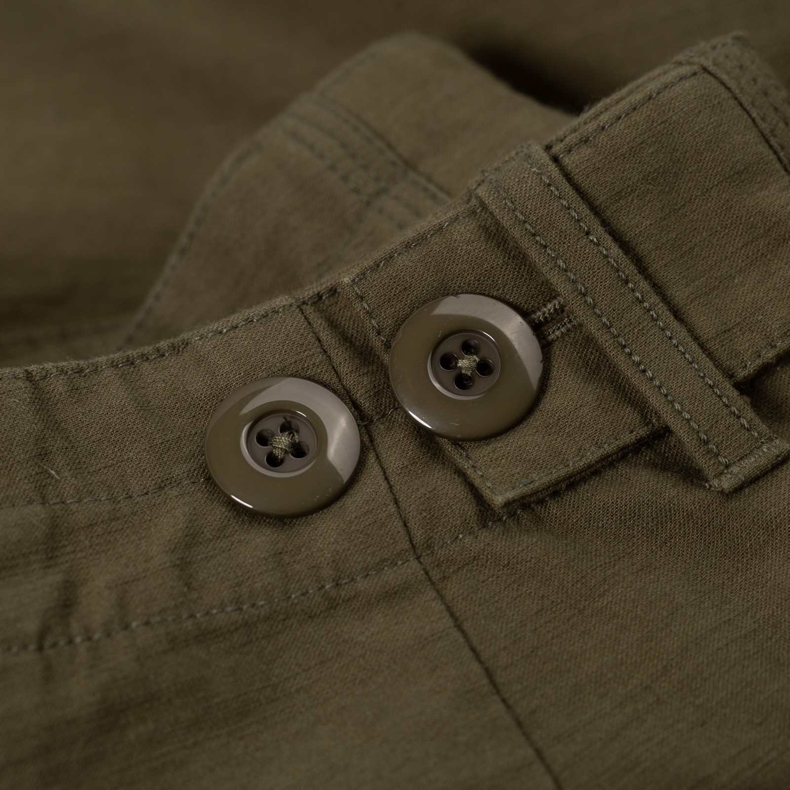 image flâneurs FRIZMWORKS / Back Satin Essential Fatigue Shorts Olive détail bouton