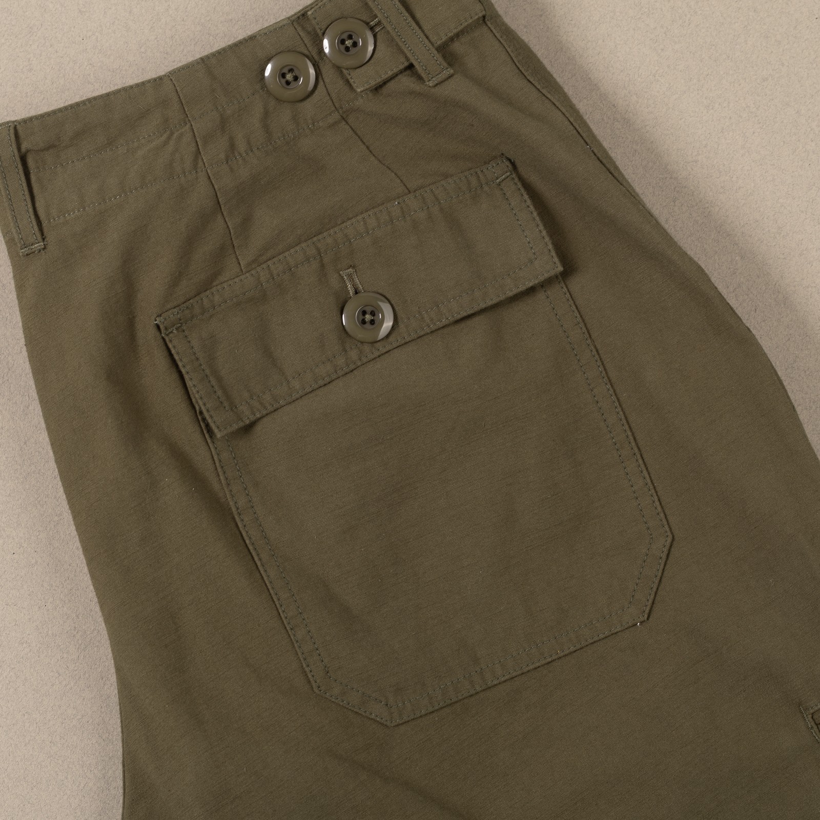 image flâneurs FRIZMWORKS / Back Satin Essential Fatigue Shorts Olive détail poche arrière