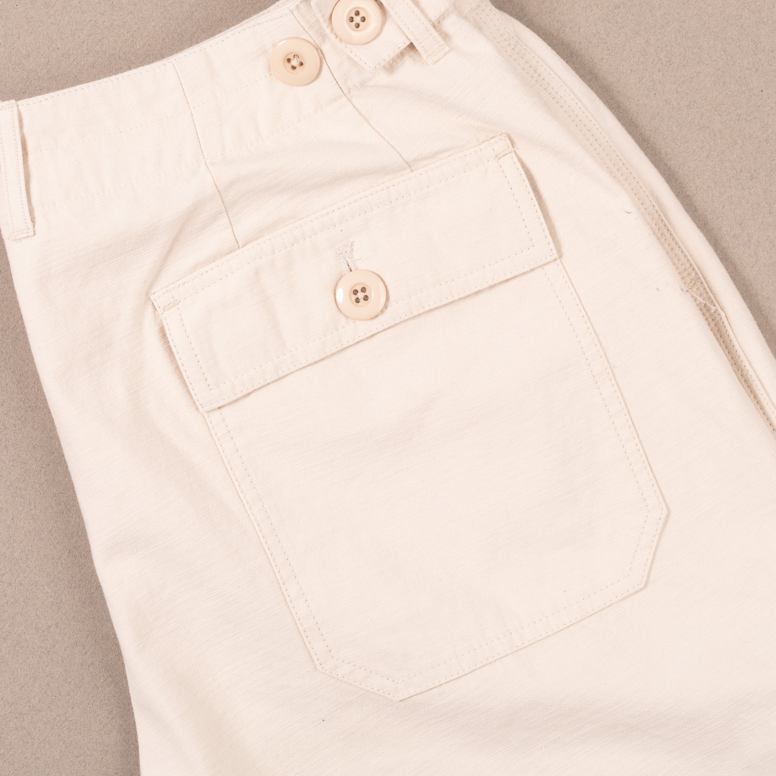Back Satin Essential Fatigue Shorts Cream